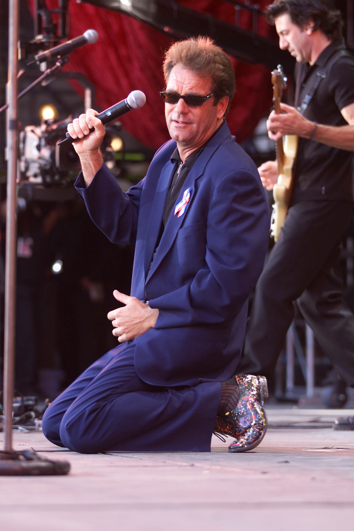El cantante en el escenario actuando en el concierto United We Stand: What More Can I Give? el 21 de octubre de 2001. | Fuente: Getty Images