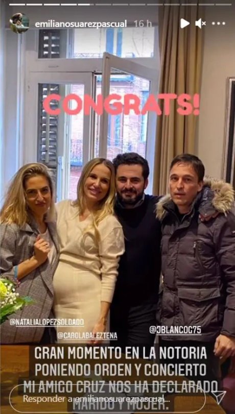 Emiliano Suárez  y Carola Baleztena junto a sus amigos en la celebración de su boda oficial. | Foto: Captura de instagram/emilianosuarezpascual