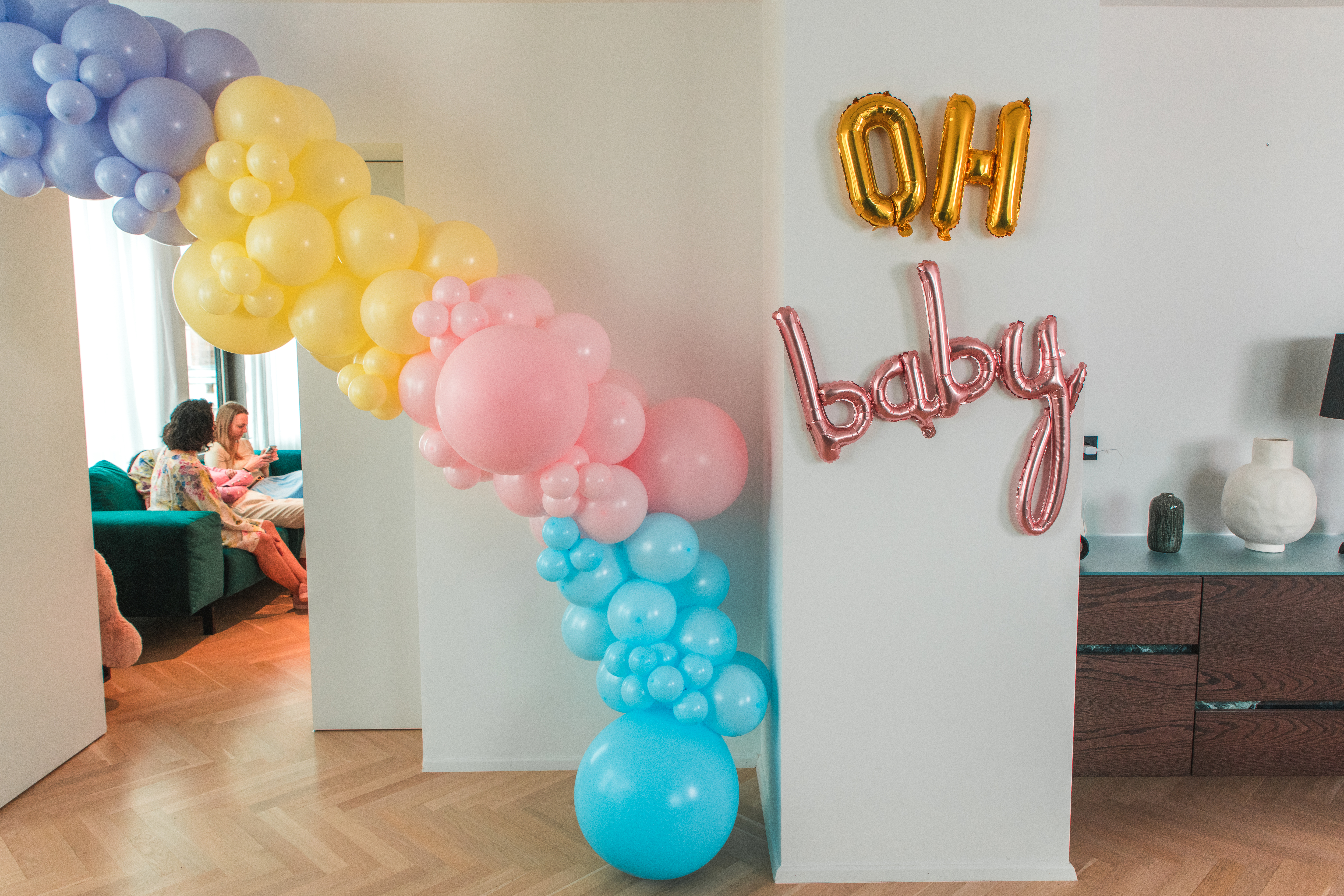 Baby Shower Elegance with a Rainbow Baloons | Fuente: Getty Images