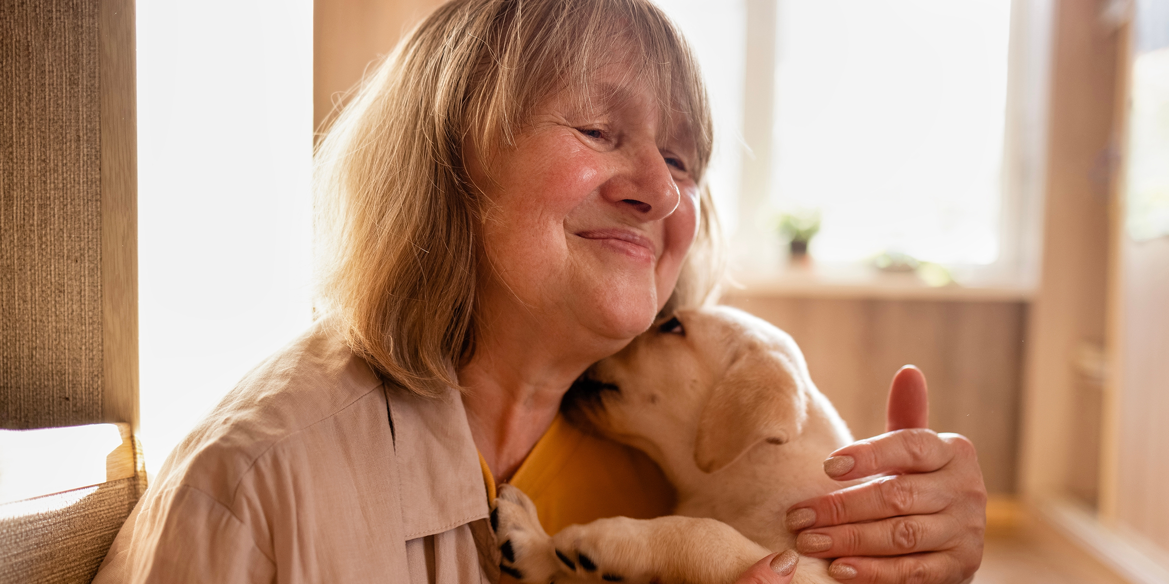 Una mujer con un perro | Fuente: Shutterstock