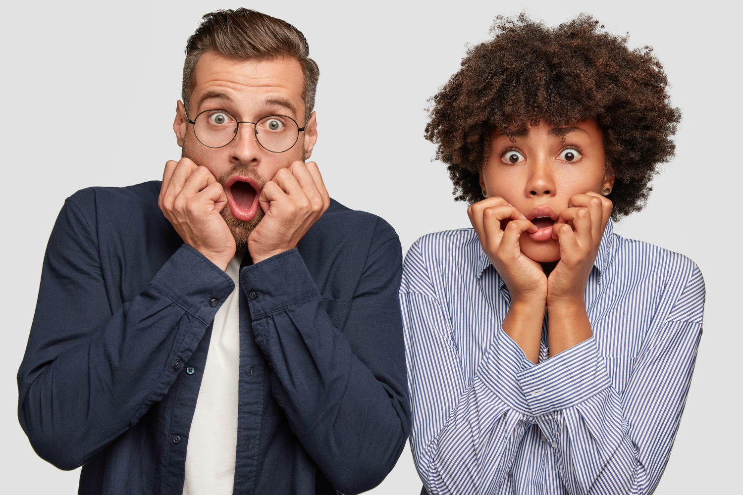 Una pareja atónita | Fuente: Freepik