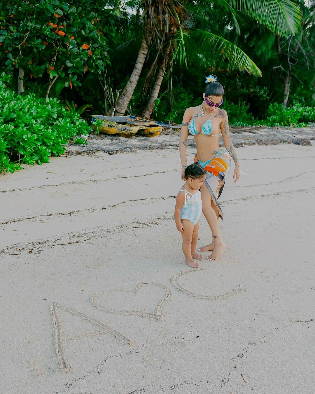 Yailín, su hija y las letras en la arena. | Foto: Instagram/yailinlamasviralreal