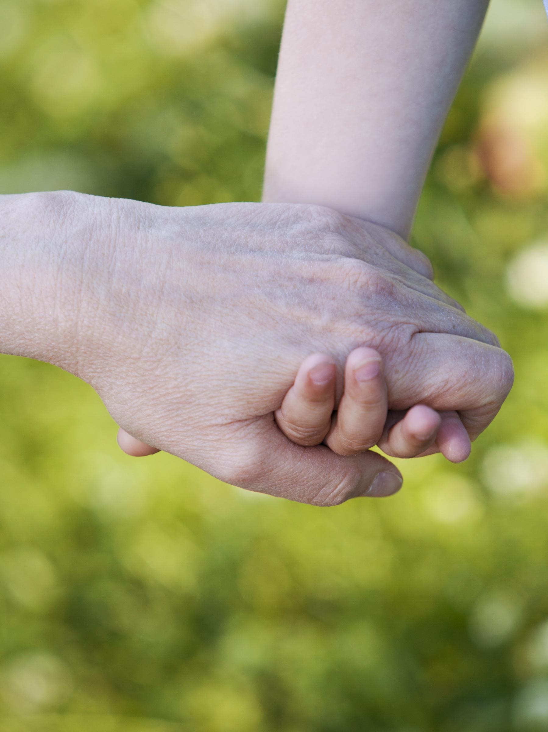 Una mujer de la mano de su hijo | Fuente: Freepik