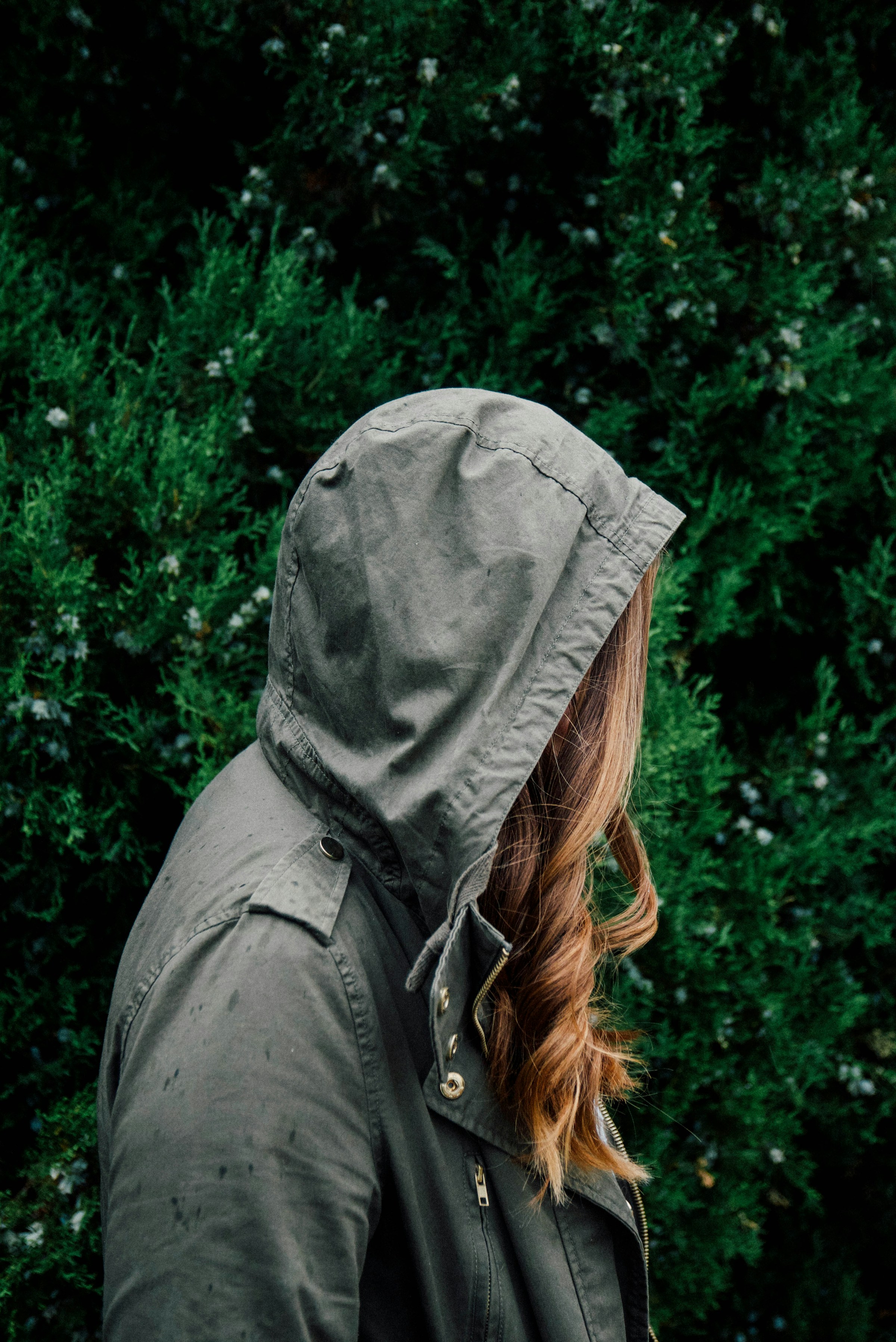 Una mujer con una chaqueta gris | Foto: Unsplash