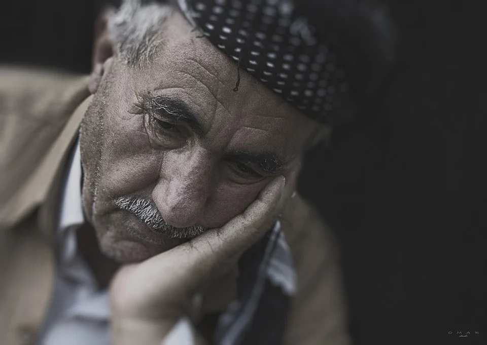 Anciano pensativo con su mano sobre su rostro. | Foto: Pixabay