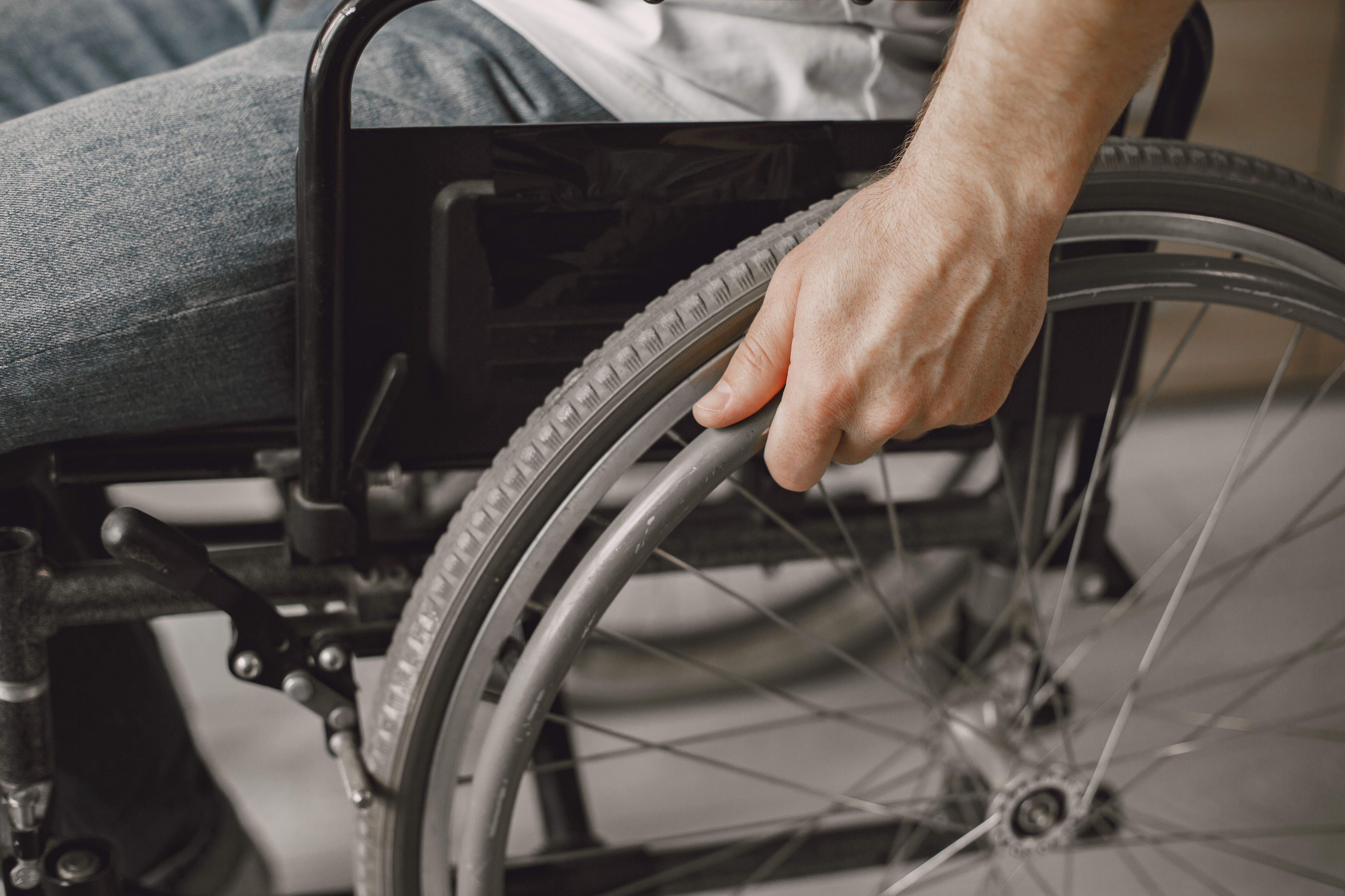 Un hombre en silla de ruedas | Fuente: Pexels