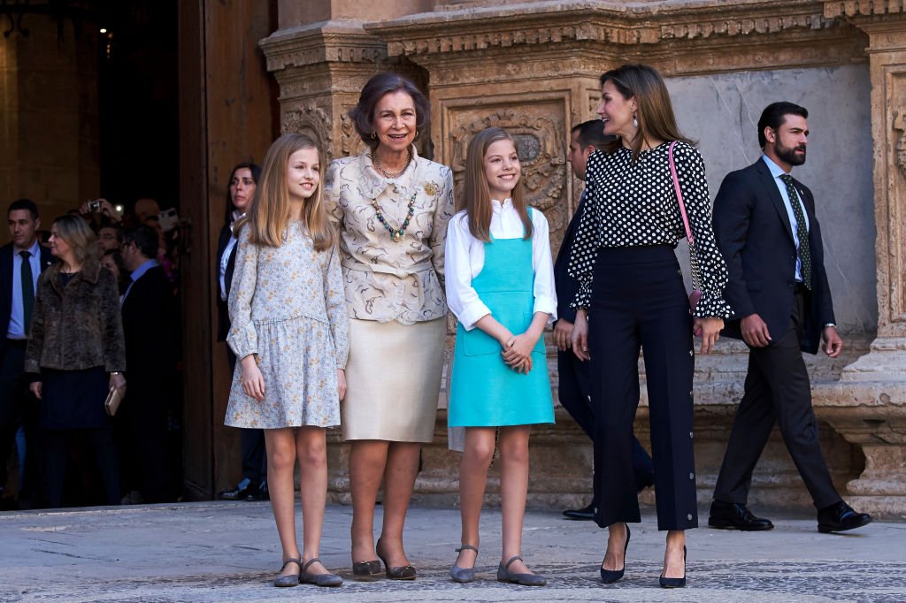 La reina Letizia, la reina Sofía, la princesa Leonor y la infanta Sofía en la Catedral de Palma de Mallorca, España, el 1 de abril de 2018. | Foto: Getty Images