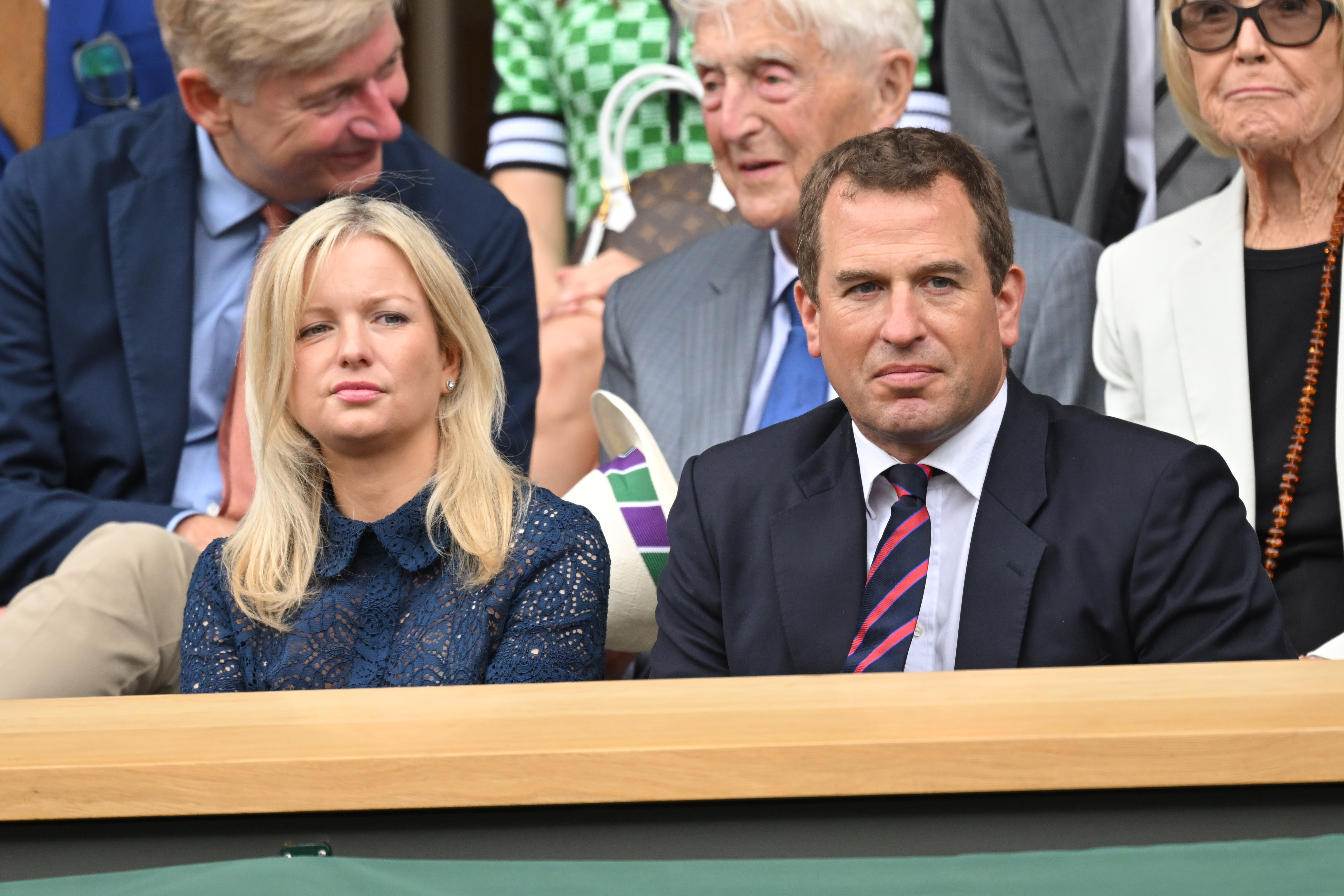 Peter Phillips y Lindsay Wallace en el All England Lawn Tennis and Croquet Club el 6 de julio de 2022 en Londres, Inglaterra | Fuente: Getty Images