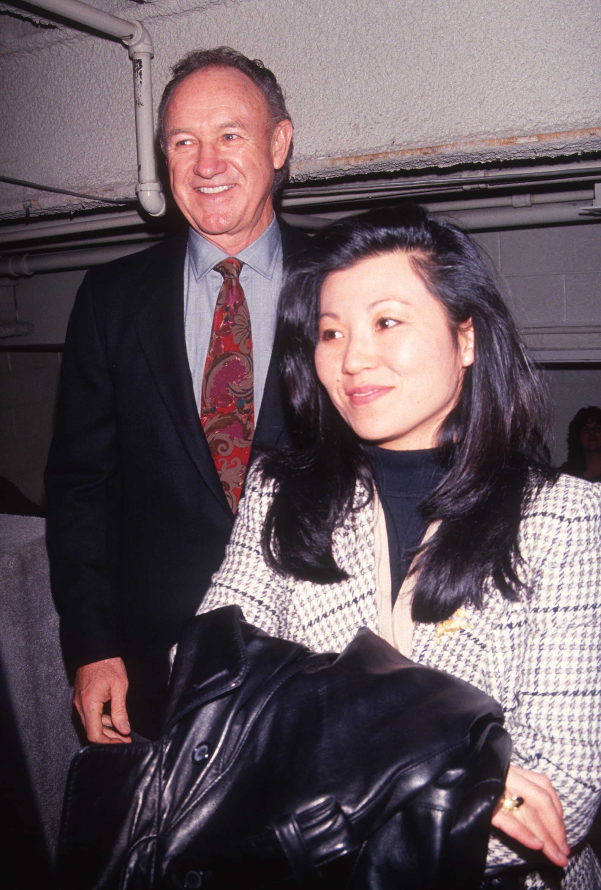 Gene Hackman y Betsy Arakawa en los Premios DW Griffith en el Equitable Center el 24 de febrero de 1992, en Nueva York | Fuente: Getty Images