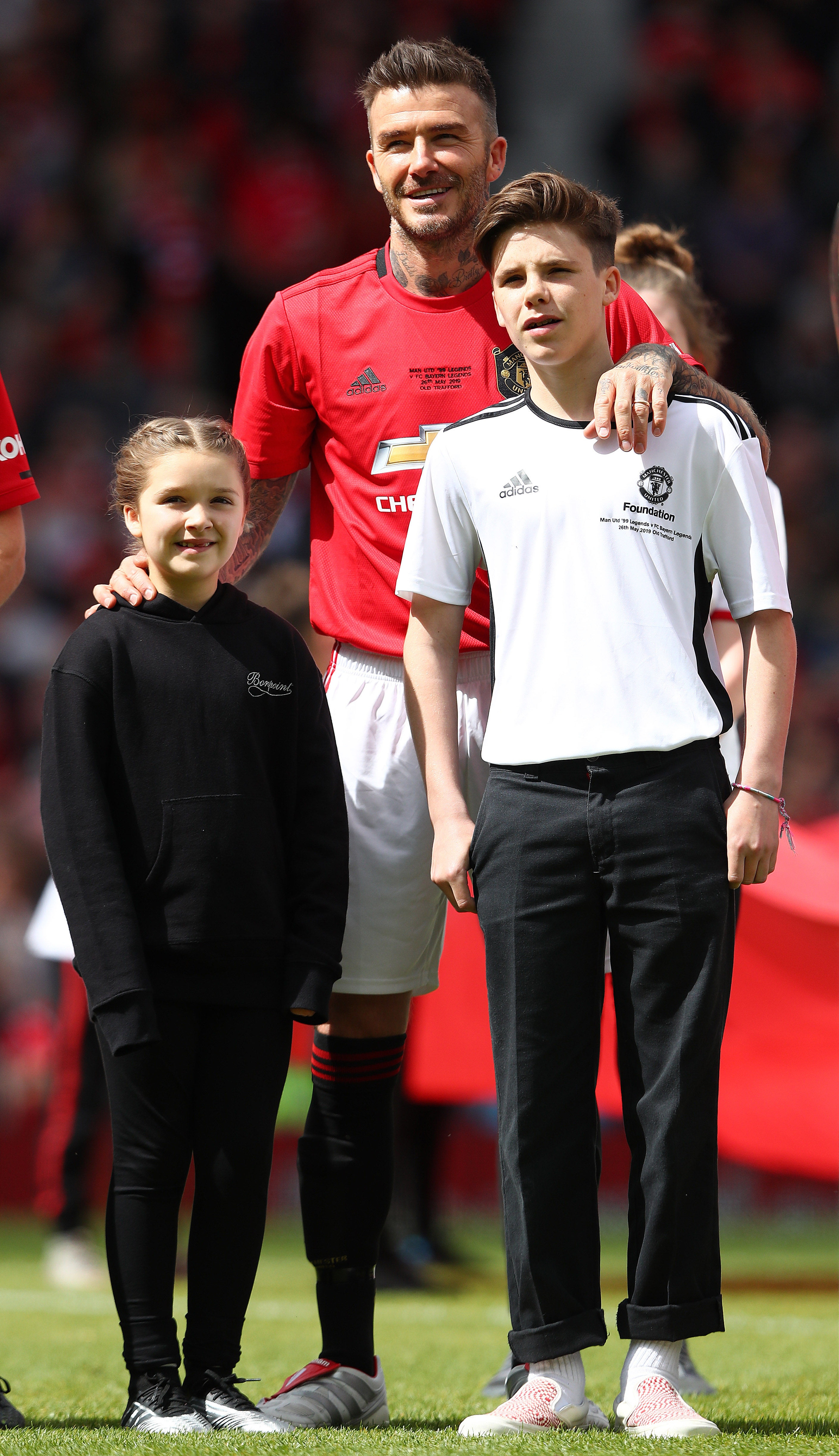 David Beckham posa con su hijo Cruz y su hija Harper en Old Trafford en 2019, cuando volvió al campo para disputar un partido benéfico con el Manchester United. | Fuente: Getty Images.