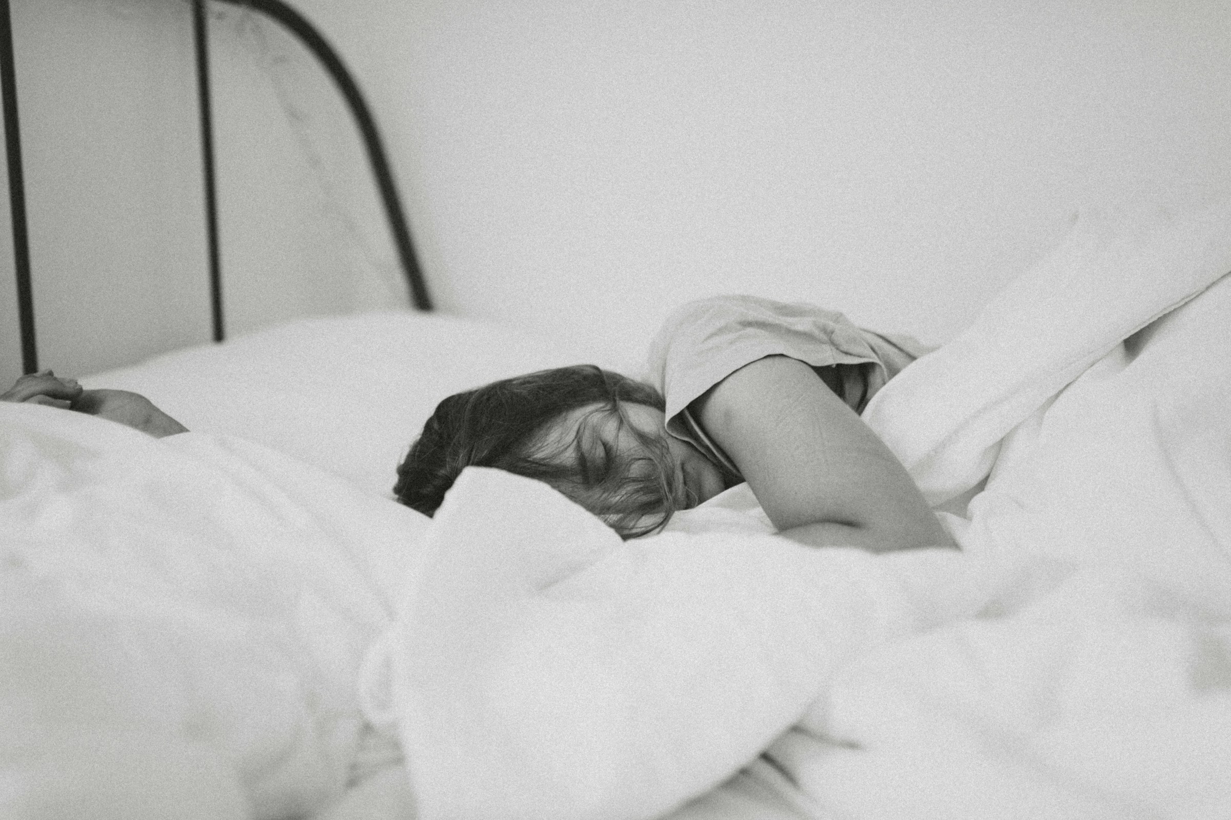 Una mujer dormida en la cama | Foto: Unsplash