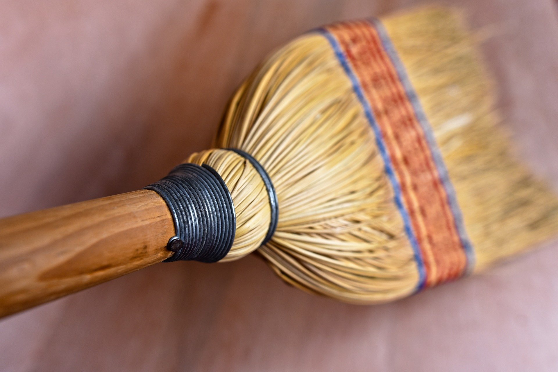 Close-up de una escoba de madera. | Foto: Pixabay