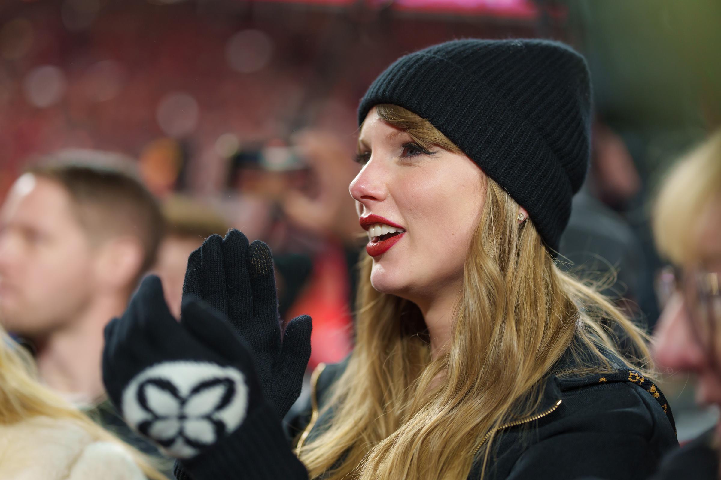 Taylor Swift viendo la entrega de trofeos tras el partido de fútbol americano del Campeonato de la AFC de la NFL | Fuente: Getty Images