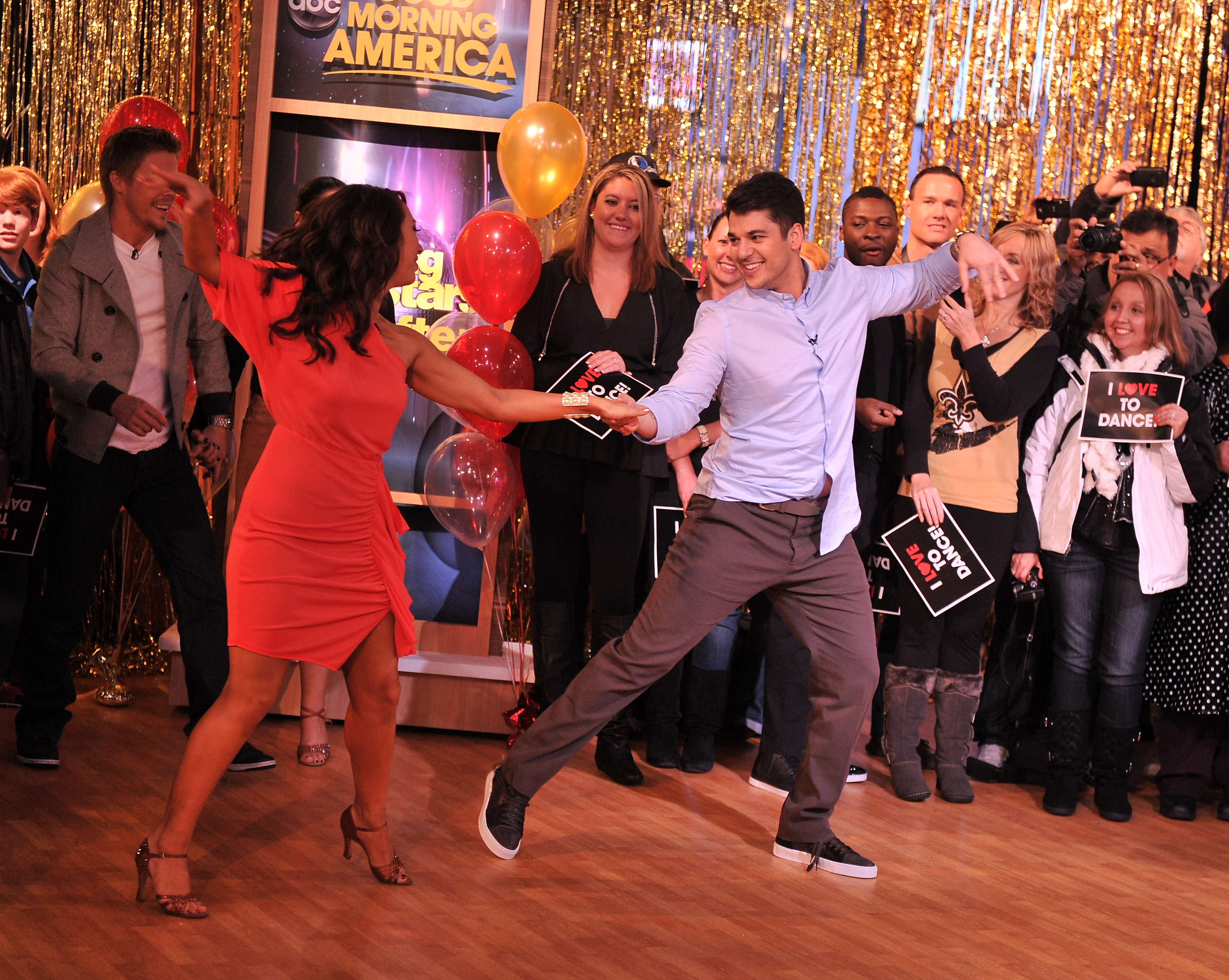 Rob Kardashian demuestra sus habilidades para el baile durante una animada aparición en Good Morning America tras su éxito en Dancing with the Stars en 2011. Su energía divertida y sus movimientos seguros recuerdan una época en la que parecía sentirse cómodo actuando frente a millones de personas. | Fuente: Getty Images.