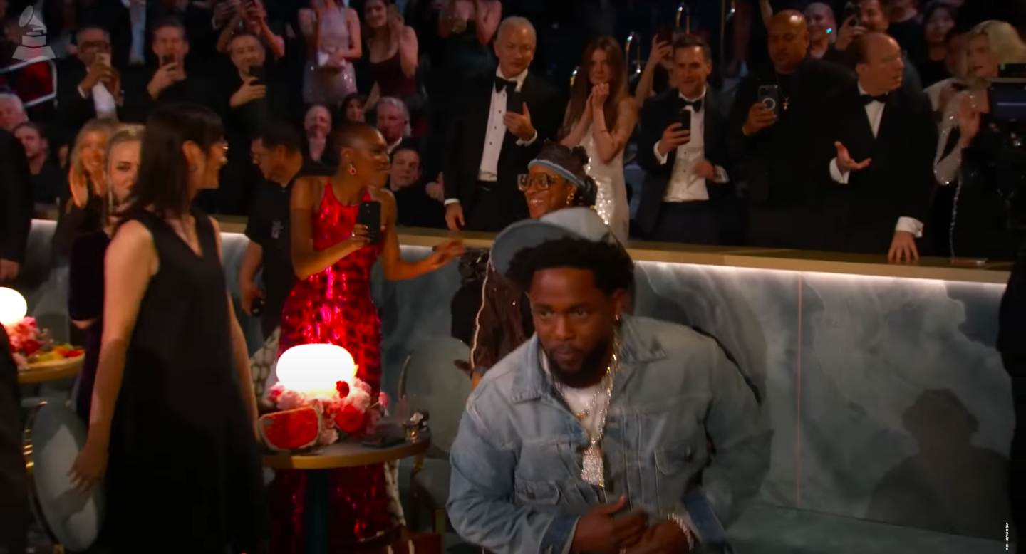 Kendrick Lamar se dirige al escenario para recibir su Grammy al Disco del Año, mientras el público le aplaude, publicado el 3 de febrero de 2025. | Fuente: YouTube/Academia de Grabación/Grammys