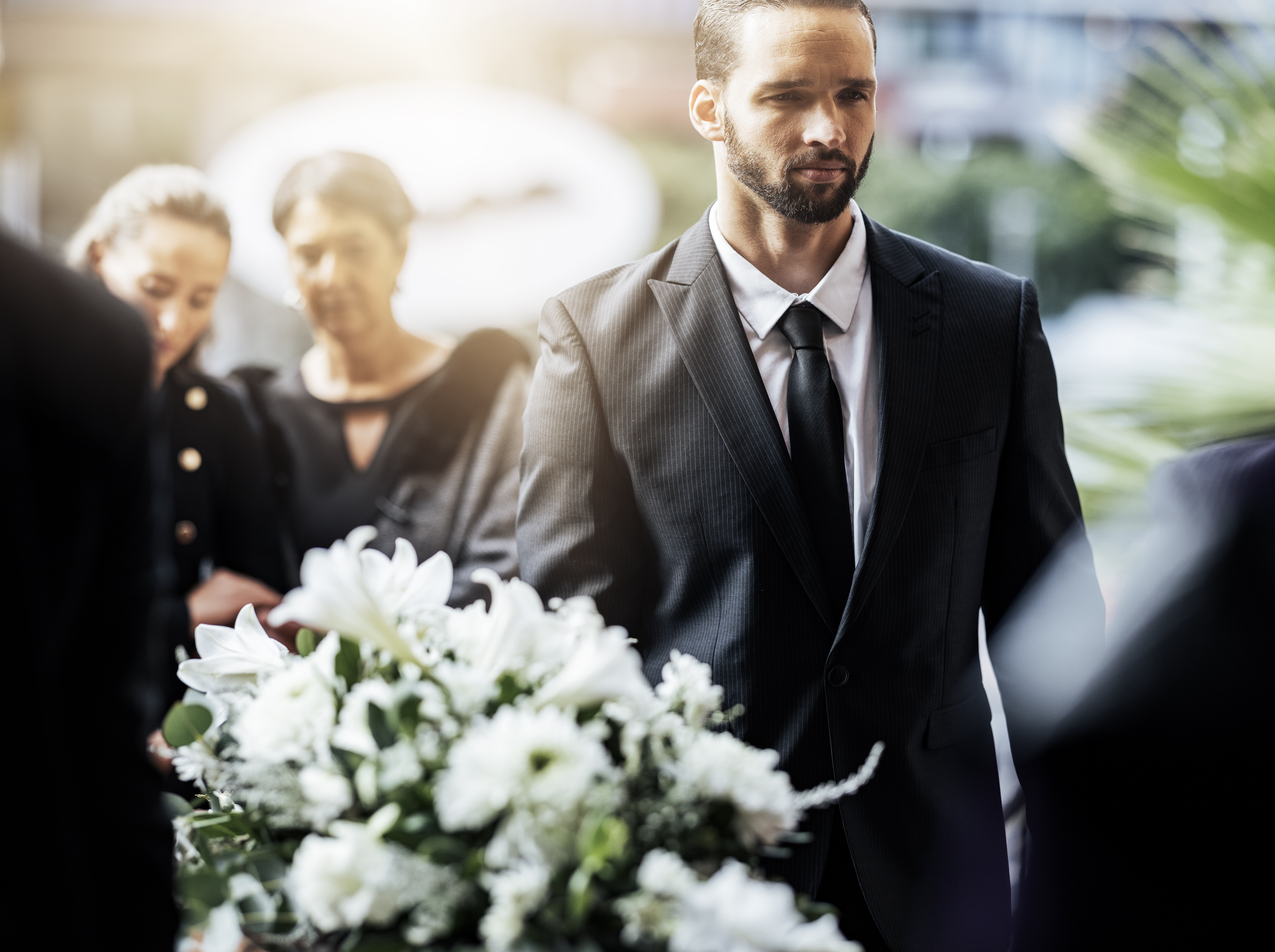 Un hombre en un funeral. | Foto: Shutterstock