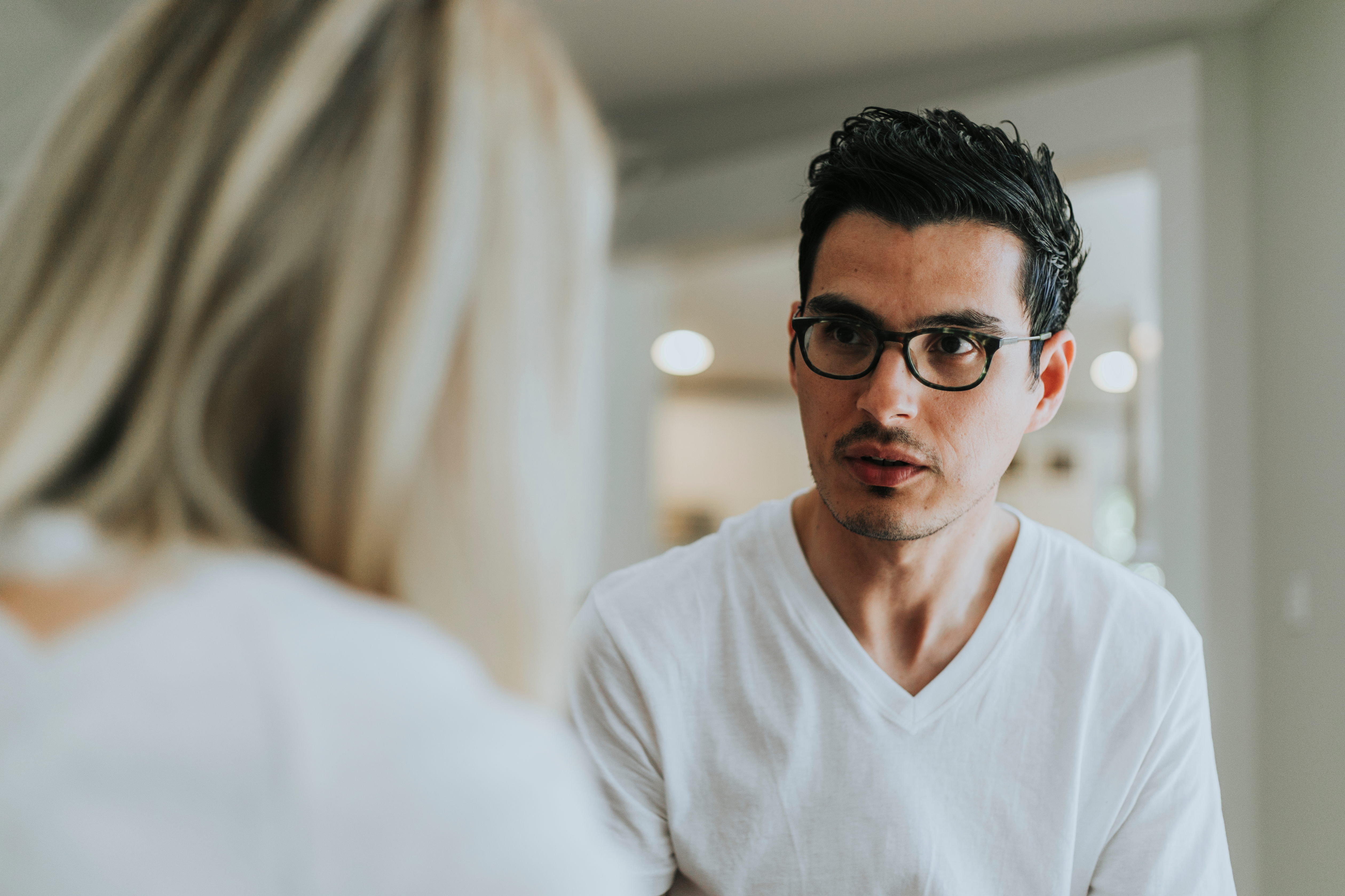 Pareja manteniendo una conversación seria | Fuente: Shutterstock