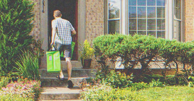 Un hombre cargado de paquetes llega a una puerta. | Foto: Shutterstock