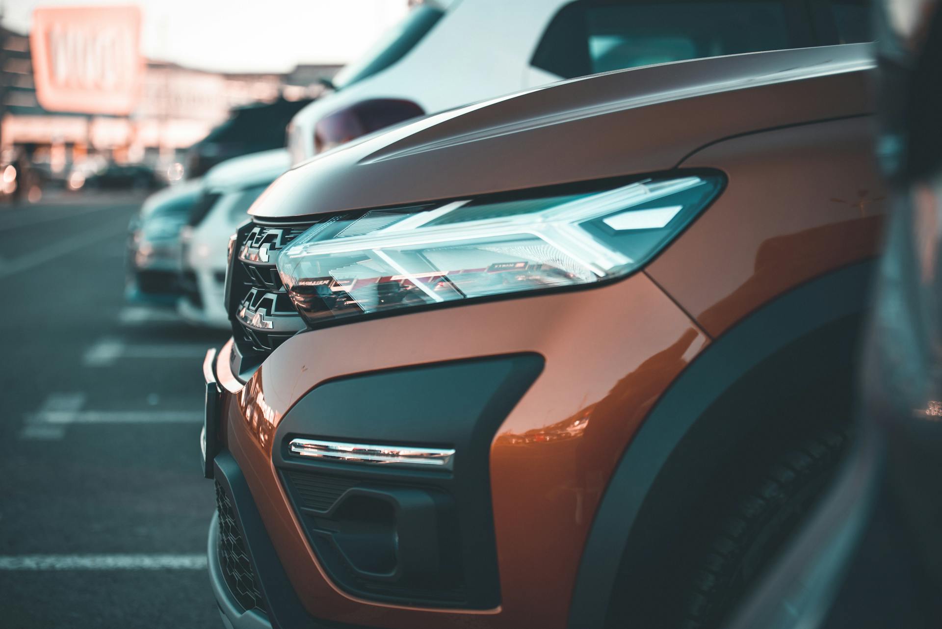 Automóviles en un aparcamiento | Fuente: Pexels