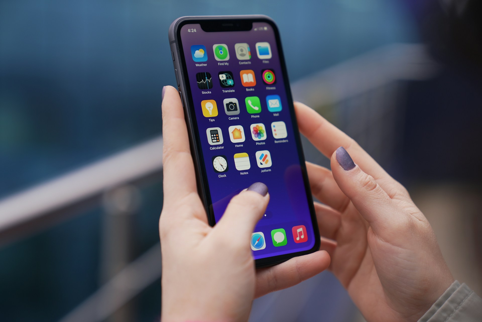 Una mujer sujetando su teléfono | Fuente: Unsplash