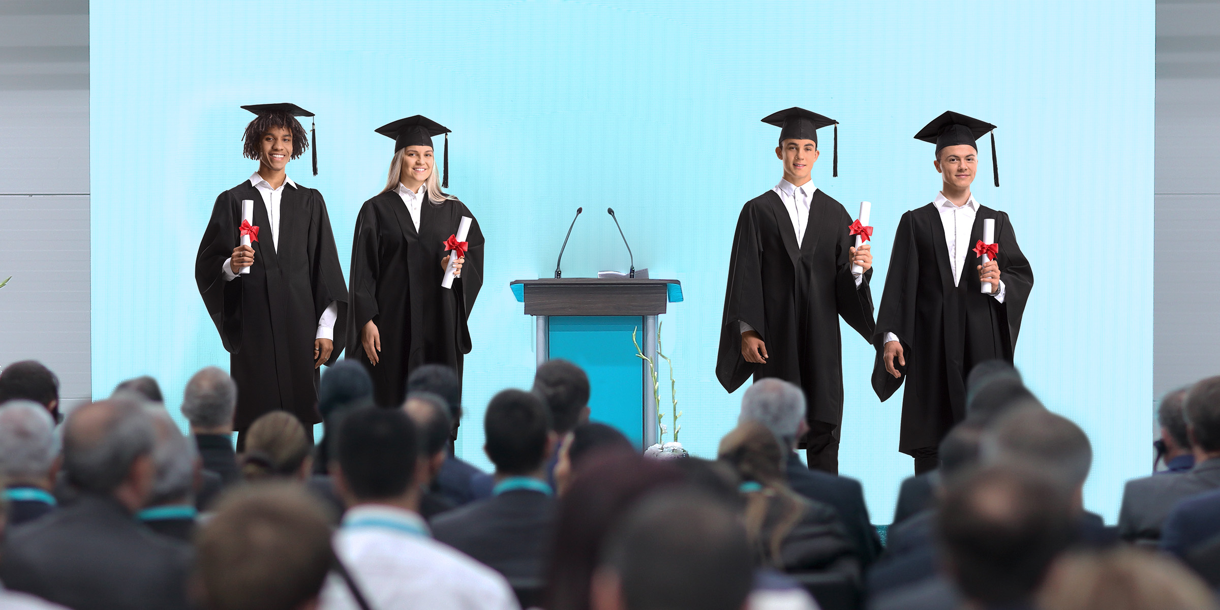 Graduados con toga y birrete | Fuente: Shutterstock