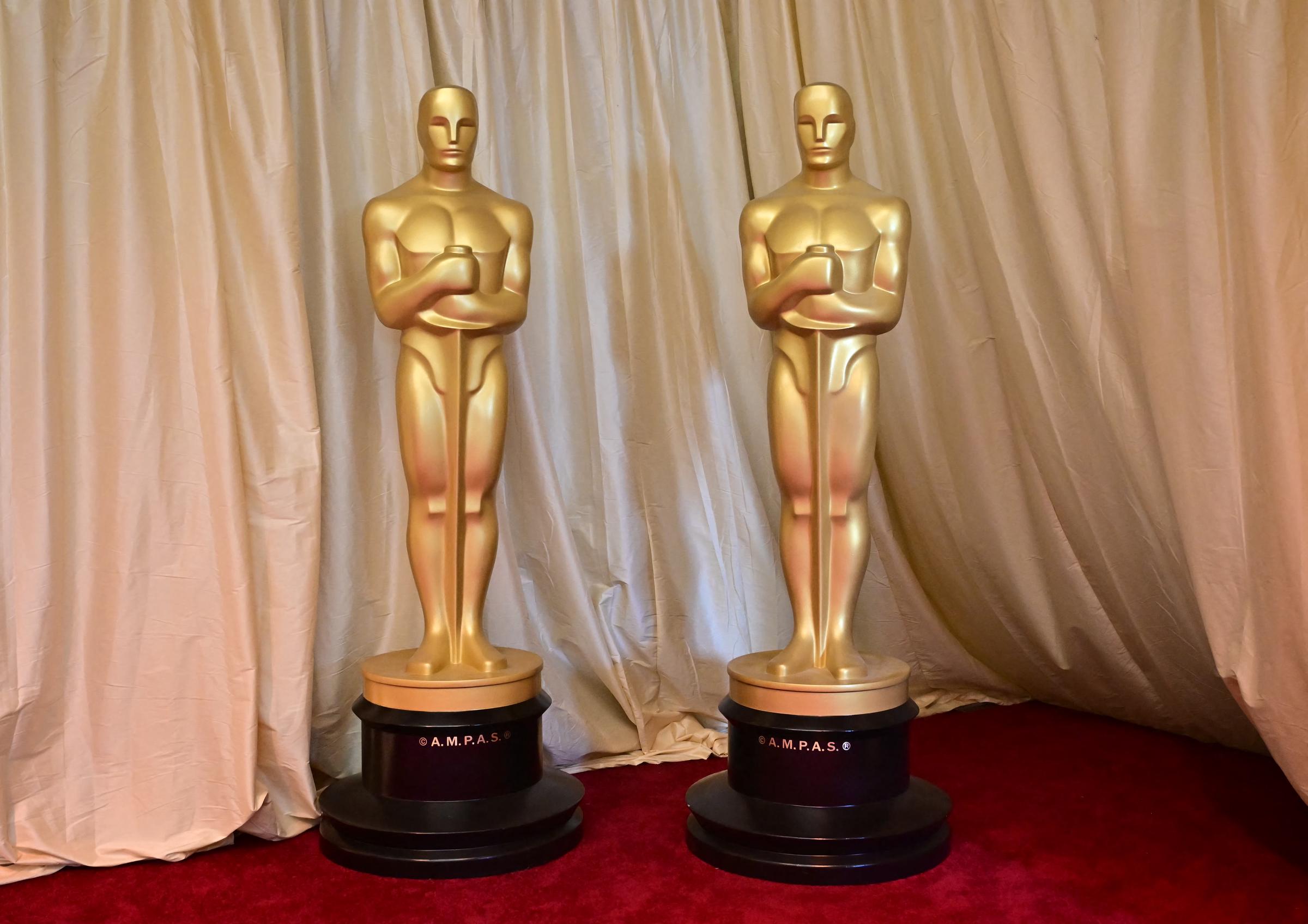 Estatuas de los Oscars en la alfombra roja antes de la 97ª edición de los Premios de la Academia en el Dolby Theatre de Hollywood, California, el 2 de marzo de 2025 | Fuente: Getty Images