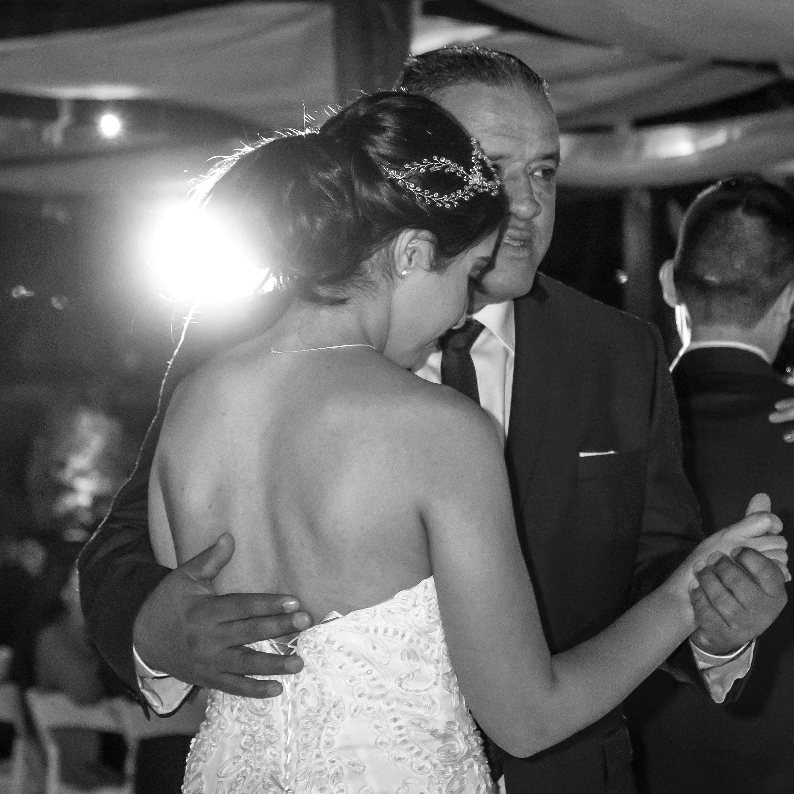 Una novia bailando con un anciano en un banquete de boda | Fuente: Pexels