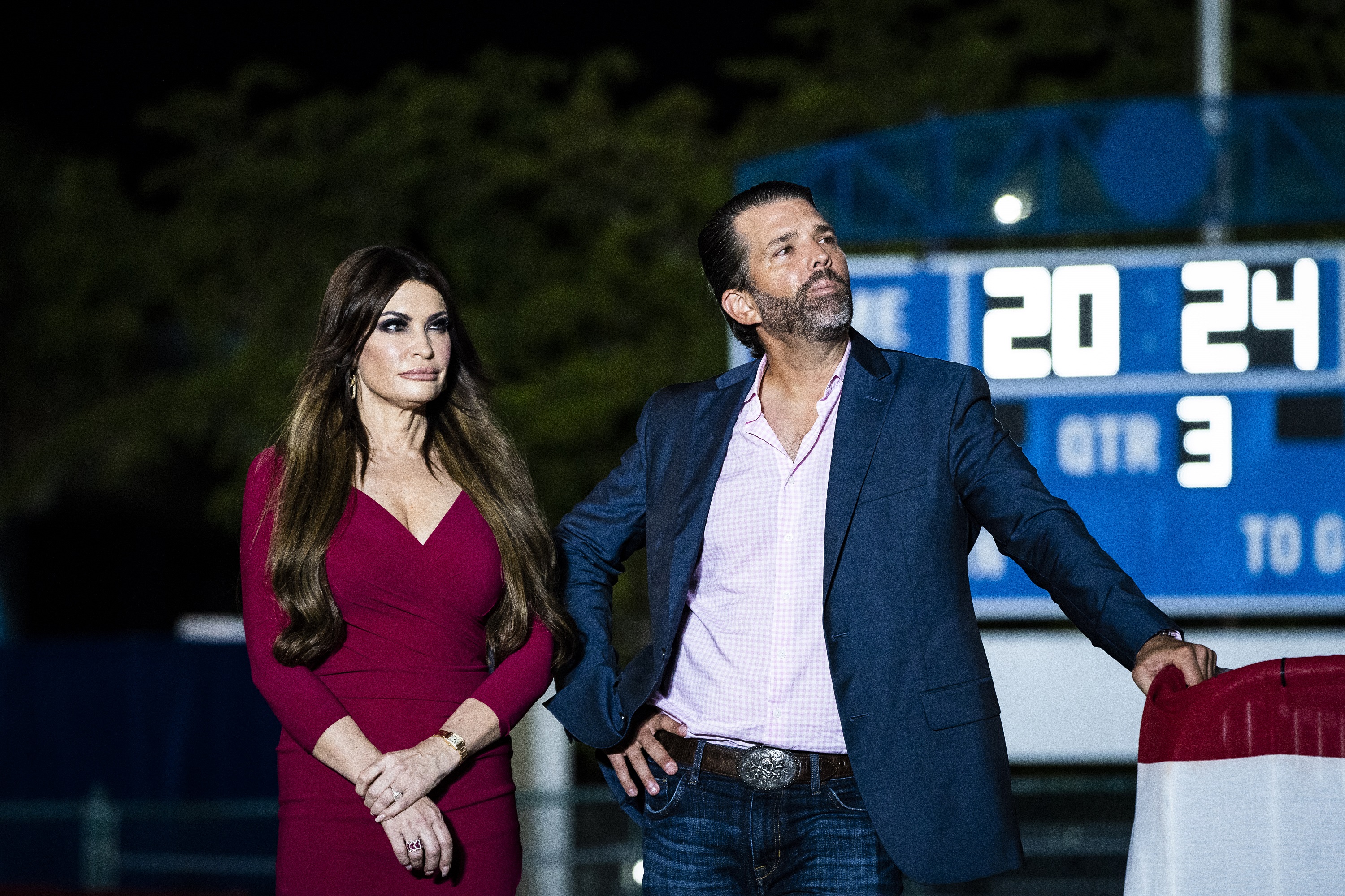 Donald Trump Jr. y Kimberly Guilfoyle escuchan mientras el presidente Donald Trump habla en un mitin de campaña el 8 de noviembre de 2023, en Hialeah, Florida | Fuente: Getty Images