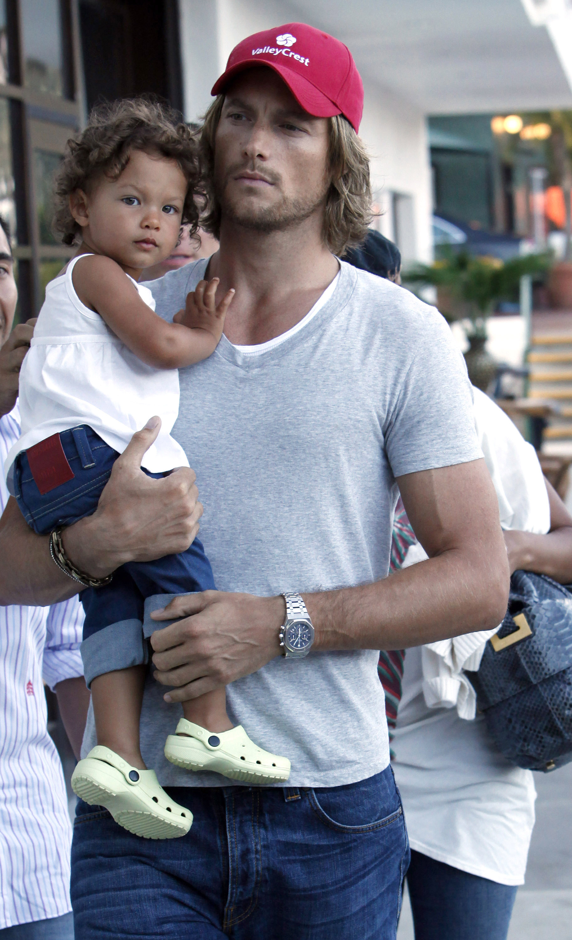 Nahla Ariela Aubry con su padre Gabriel Aubry vista el 23 de agosto de 2009 | Fuente: Getty Images