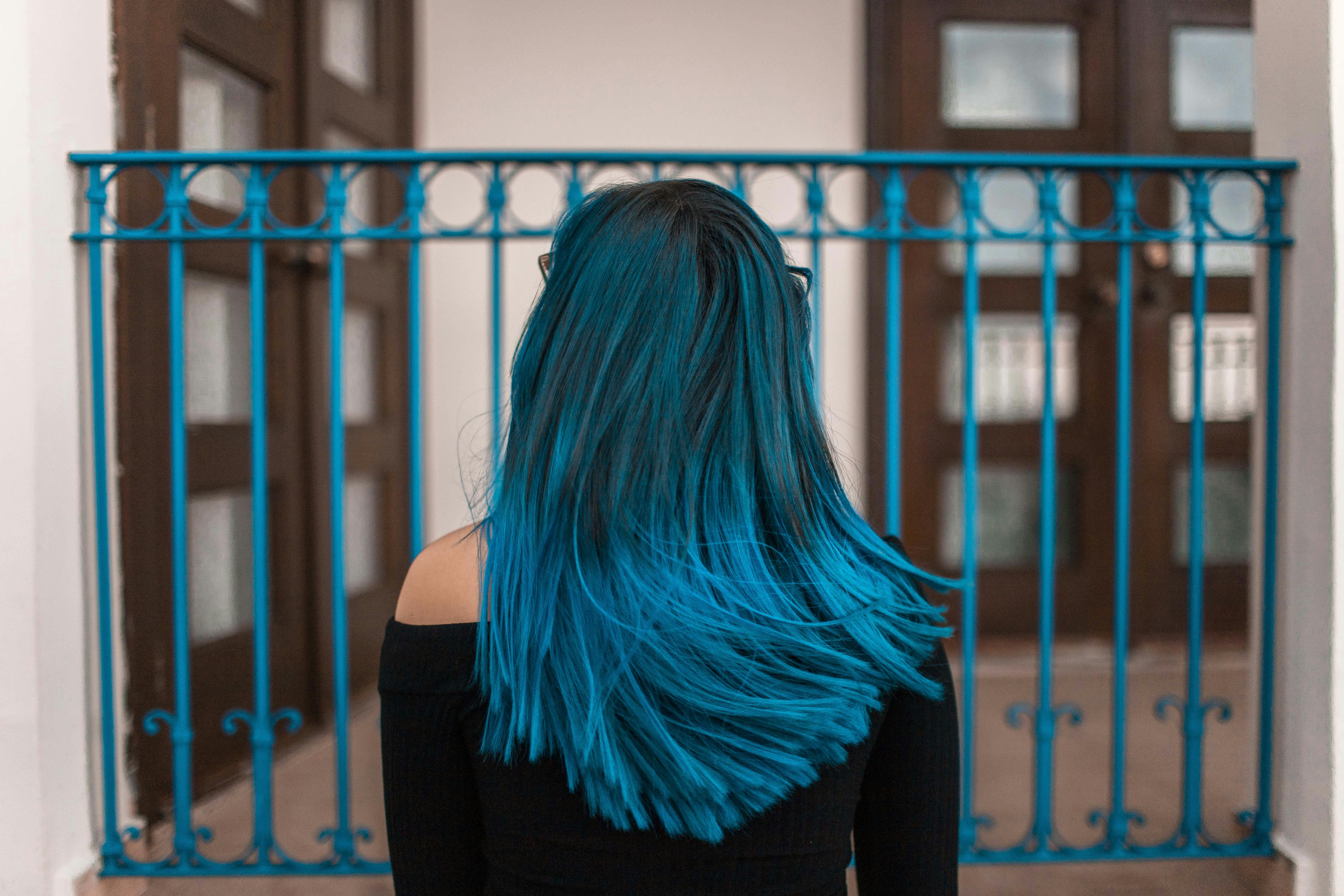 Una mujer con el pelo azul | Fuente: Pexels