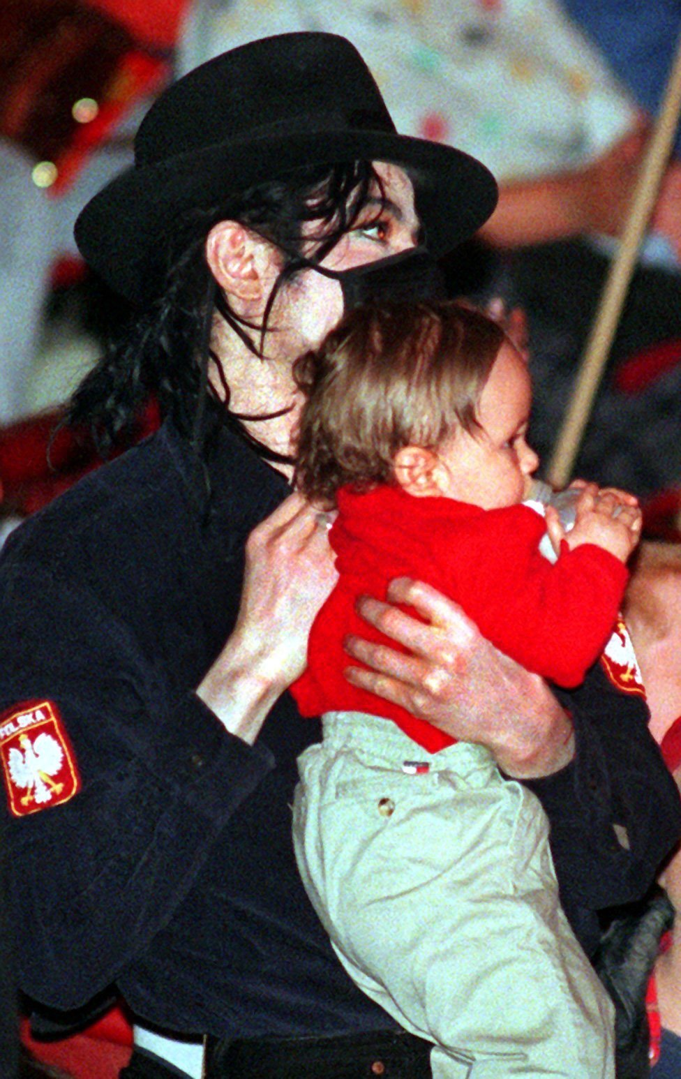 Michael y Prince Jackson fotografiados el 28 de marzo de 1998 | Fuente: Getty Images