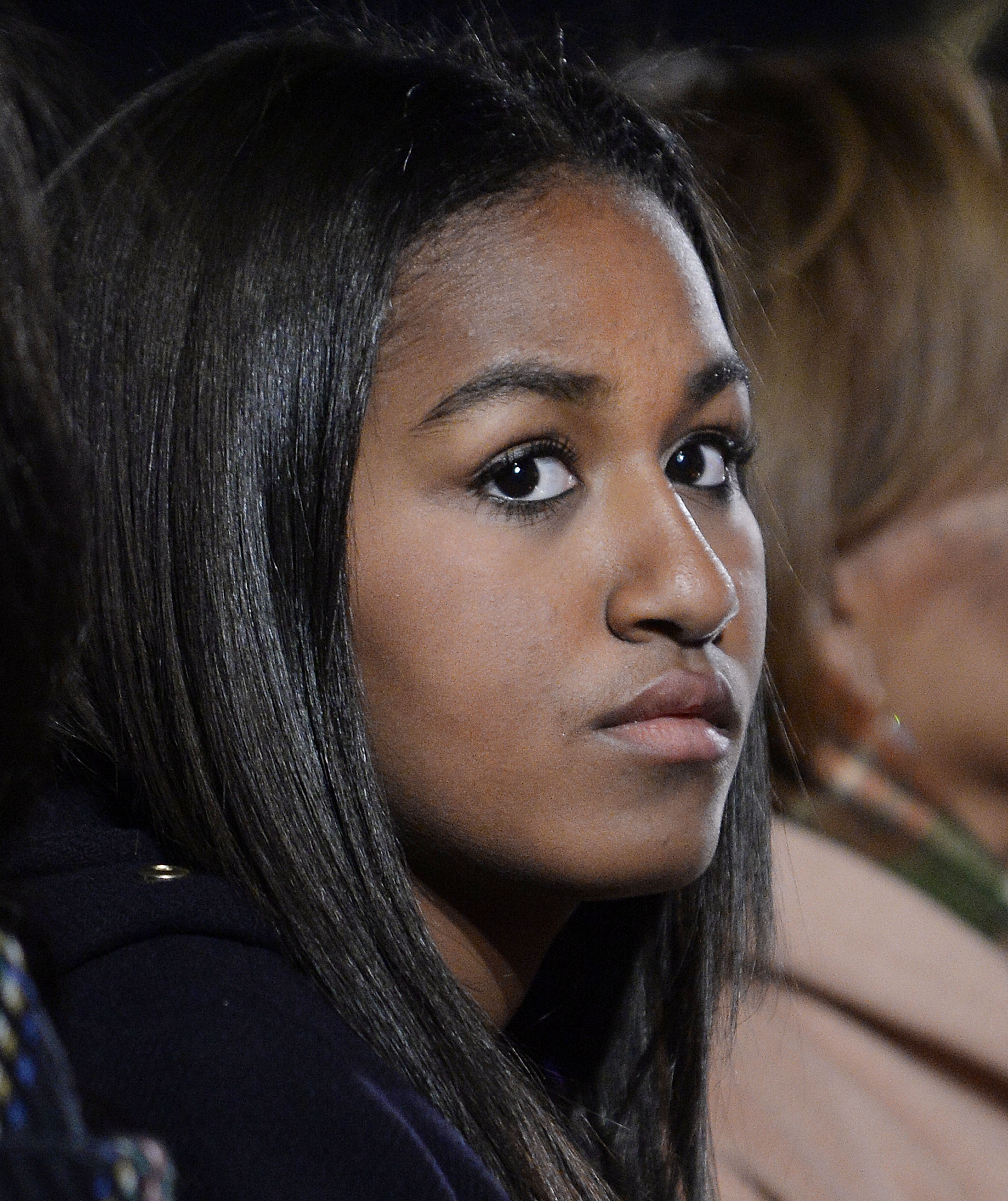 Sasha Obama en la ceremonia nacional de encendido del árbol de Navidad en Washington, 2015 | Fuente: Getty Images