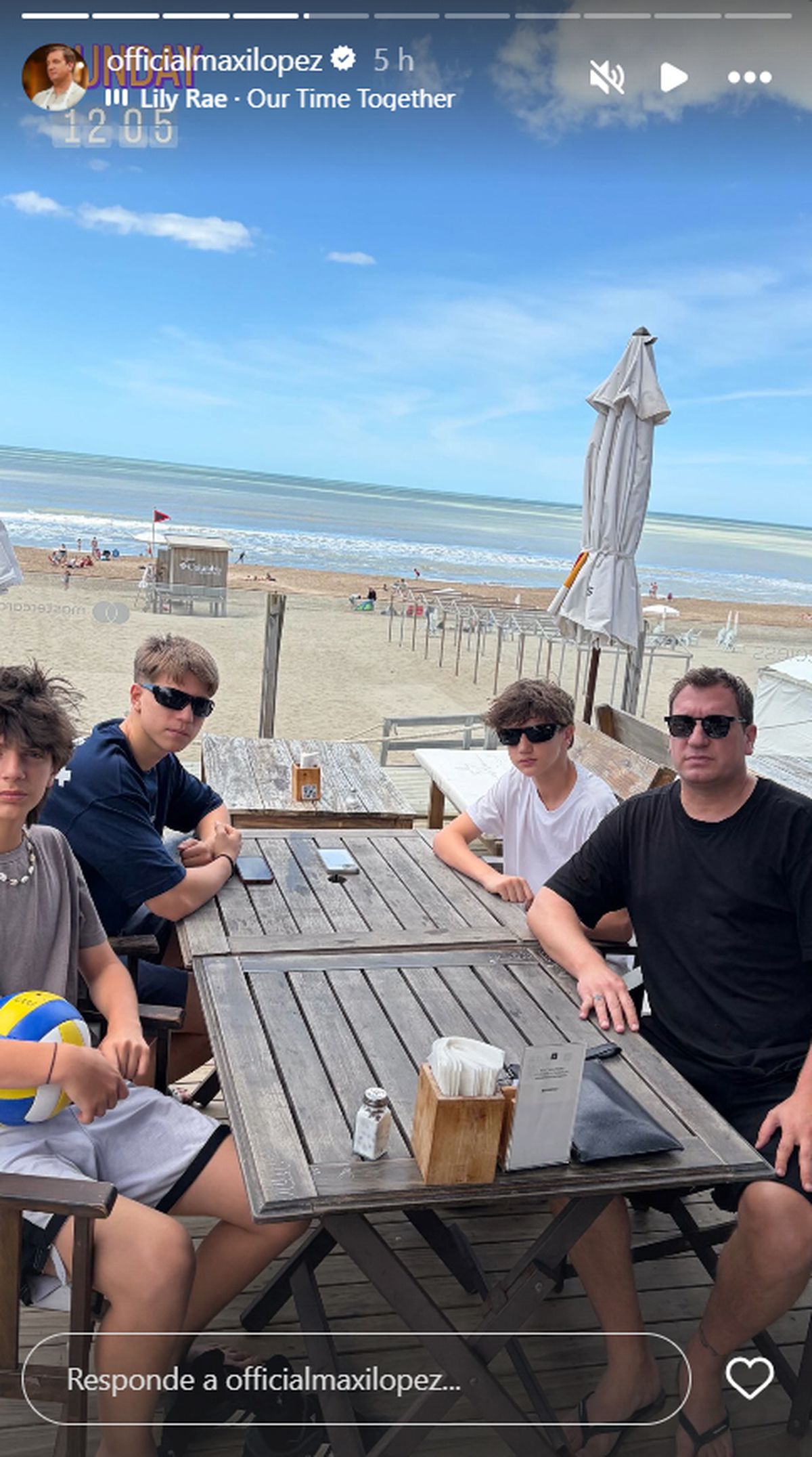 Maxi López junto a sus hijos Valentino, Benedicto y Constantino durante su viaje a Cariló, Argentina | Fuente: Instagram Stories/officialmaxilopez