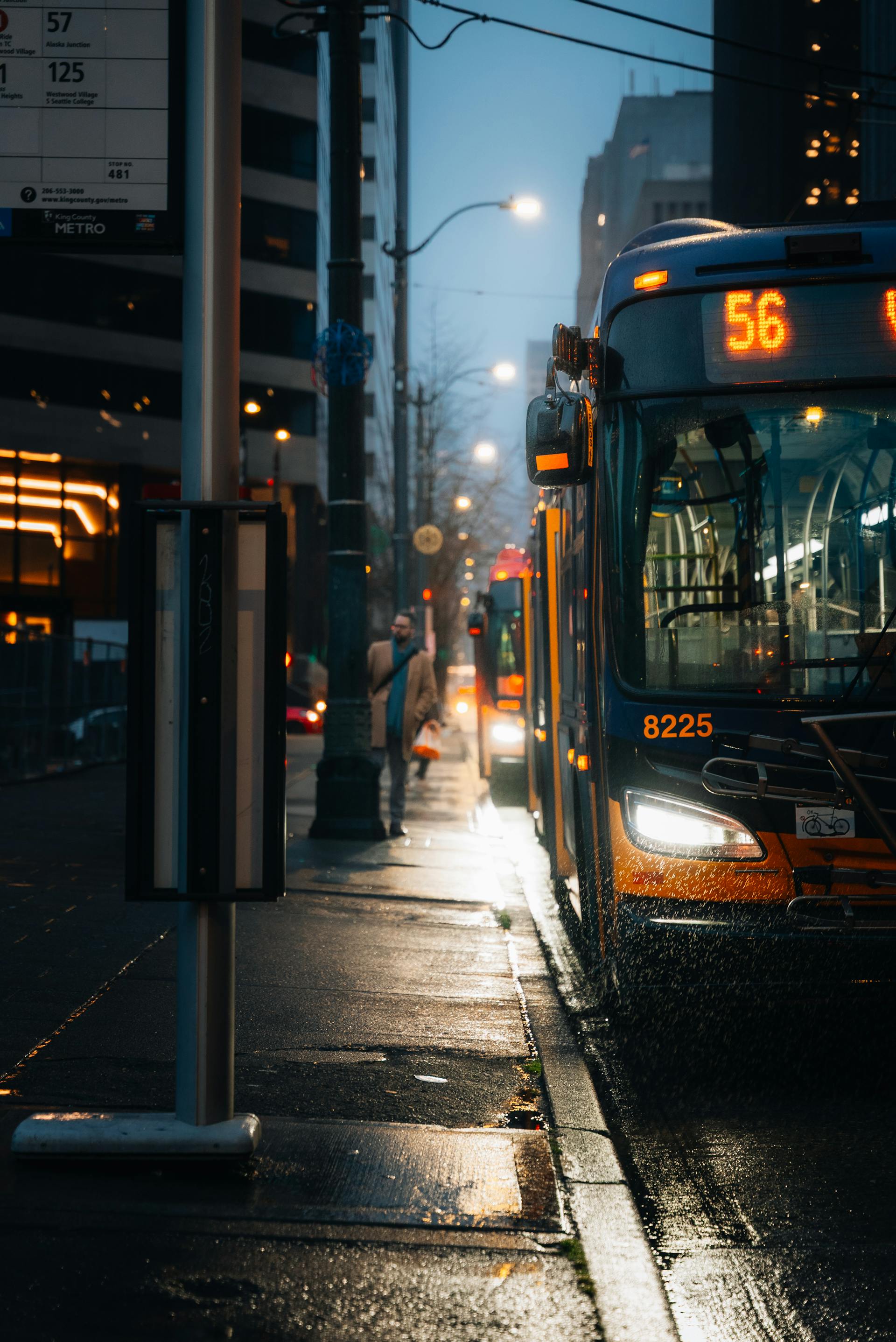 Un autobús parado en un bordillo | Fuente: Pexels