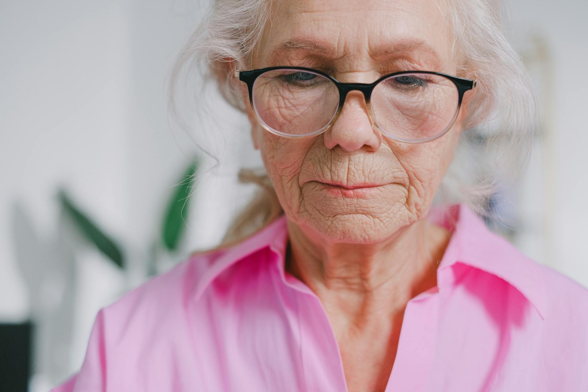 Una anciana mirando hacia abajo | Foto: Pexels