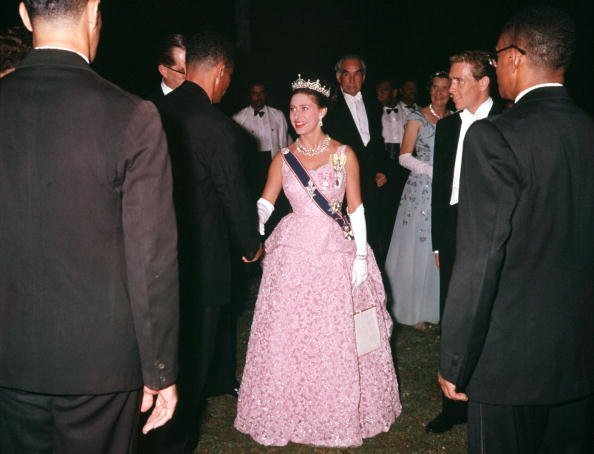 Kingston, West Indies, 1962, la princesa Margaret y Lord Snowdon son fotografiados asistiendo a una recepción en King's House, Jamaica. | Foto: Getty Images