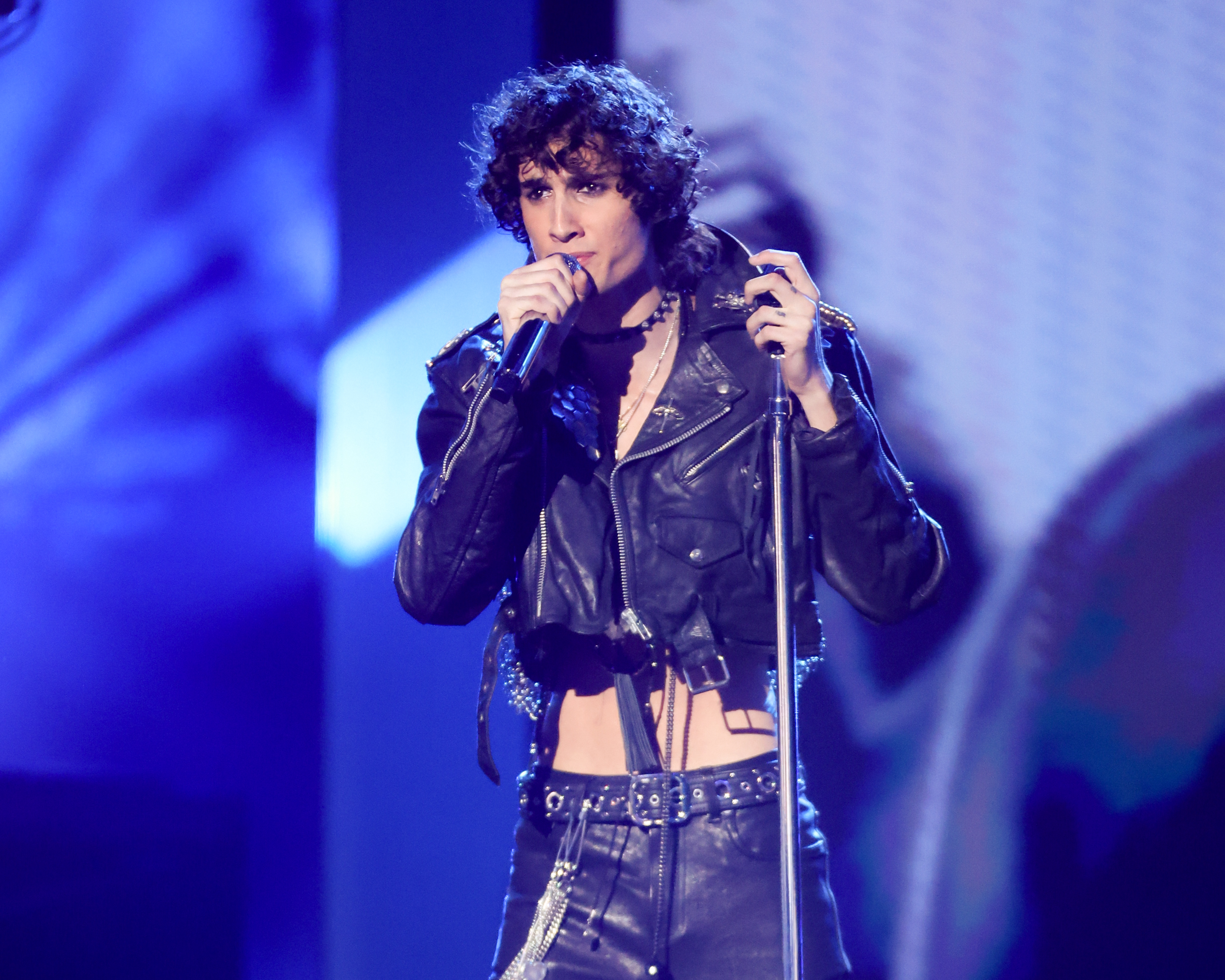 Sombr sube al escenario con la chaqueta de cuero personalizada de George Michael de la era de "Faith" mientras se presenta durante el homenaje de los 2026 MTV Video Music Awards. | Fuente: Getty Images