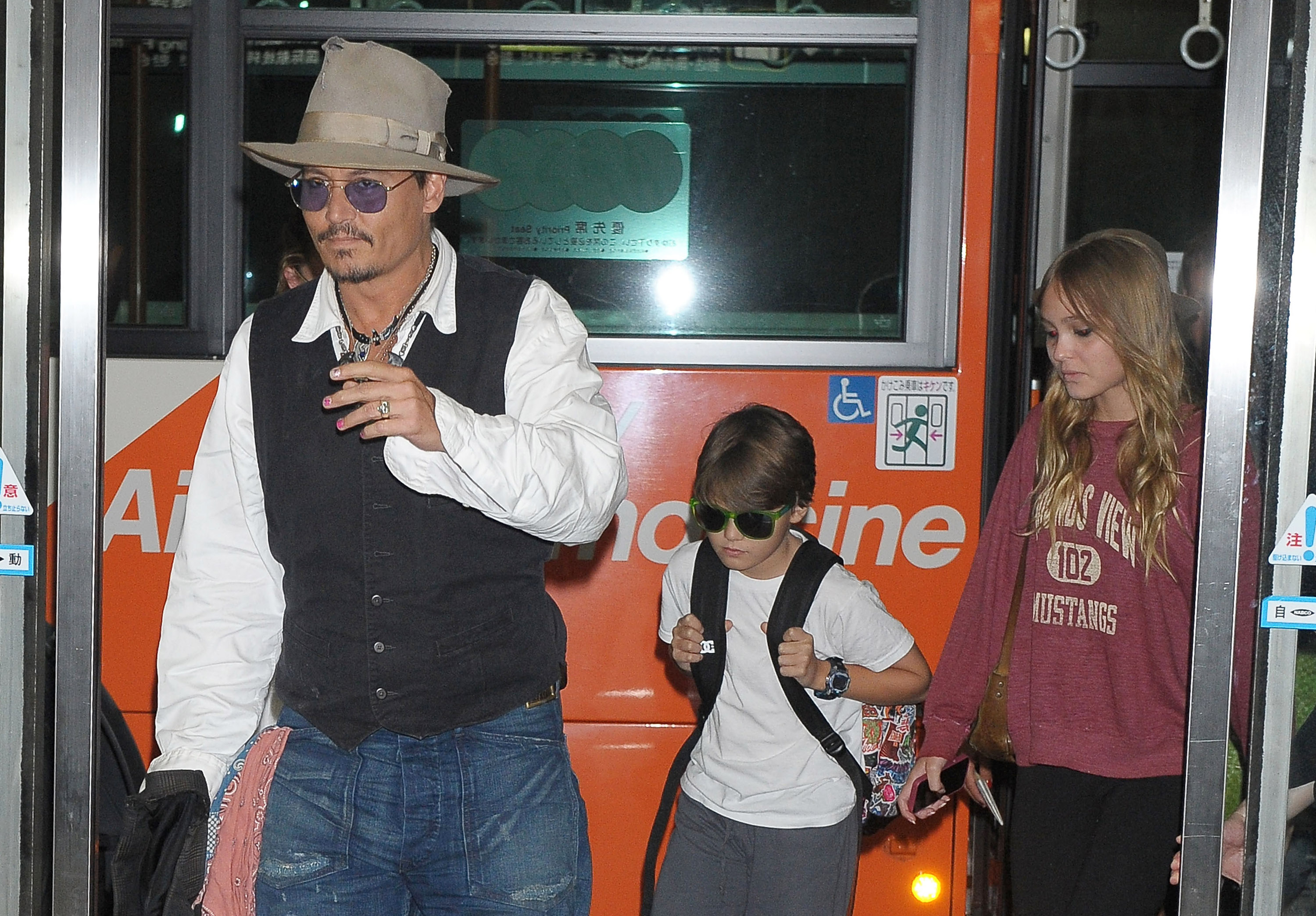 Johnny, Jack y Lily-Rose Depp fotografiados en el Aeropuerto Internacional de Narita el 16 de julio de 2013, en Narita, Japón. | Fuente: Getty Images