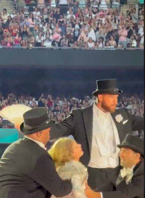 Taylor Swift y Travis Kelce con dos bailarines, durante su sketch, publicado el 24 de junio de 2024 | Fuente: TikTok/pagesix