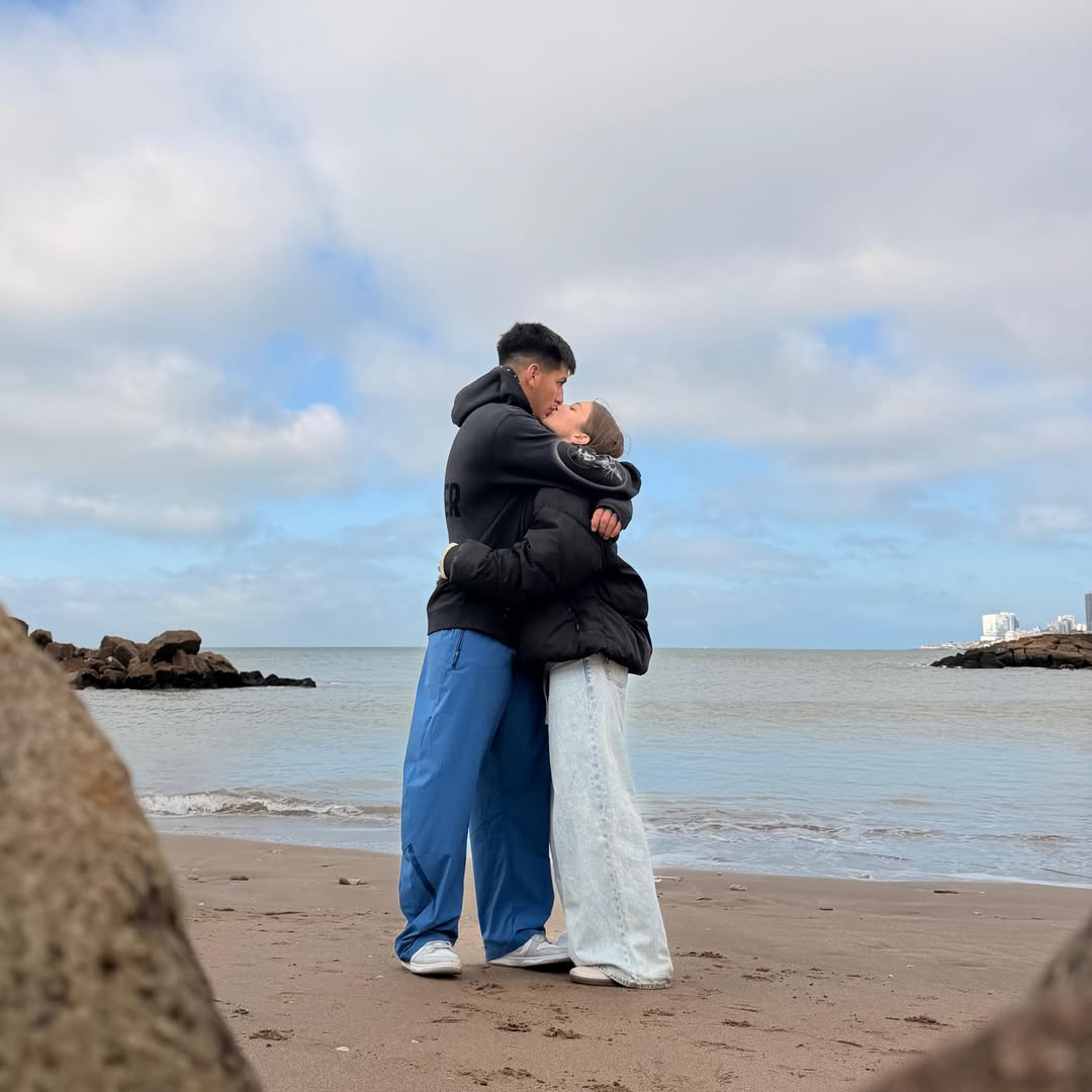 Indiana Cubero y Thiago Silvero se besan frente al mar | Fuente: Instagram/cubero.indiana