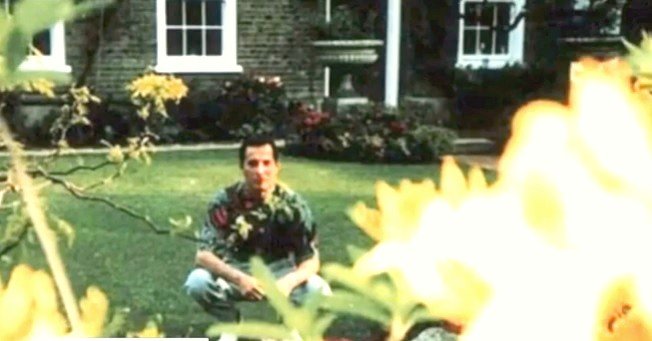 Freddie Mercury en su mansión Garden Lodge en Kensington, Londres. | Foto: YouTube / El Heraldo de México