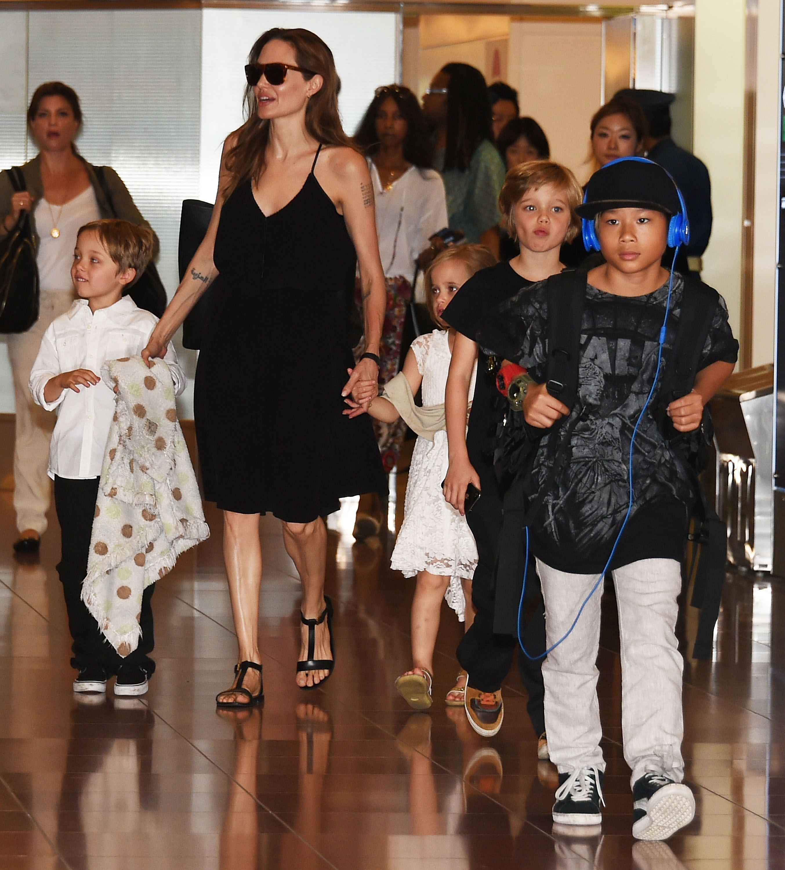 Pax Jolie-Pitt y su familia fotografiados en el aeropuerto de Haneda el 21 de junio de 2014, en Tokio, Japón. | Fuente: Getty Images