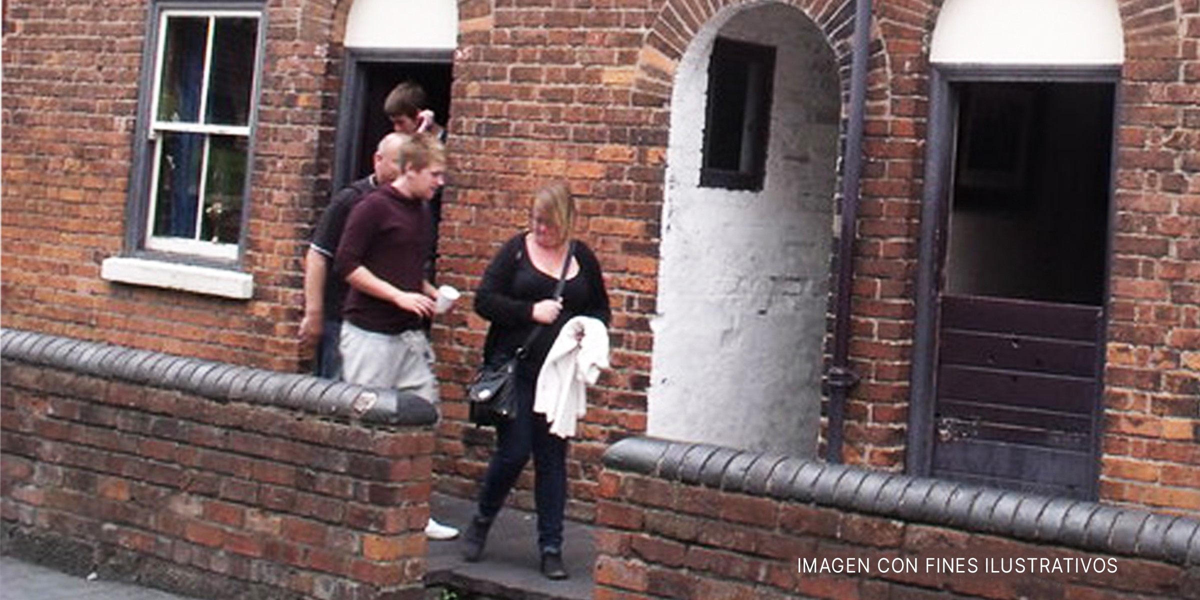 Una familia saliendo de una casa. | Foto: Shutterstock