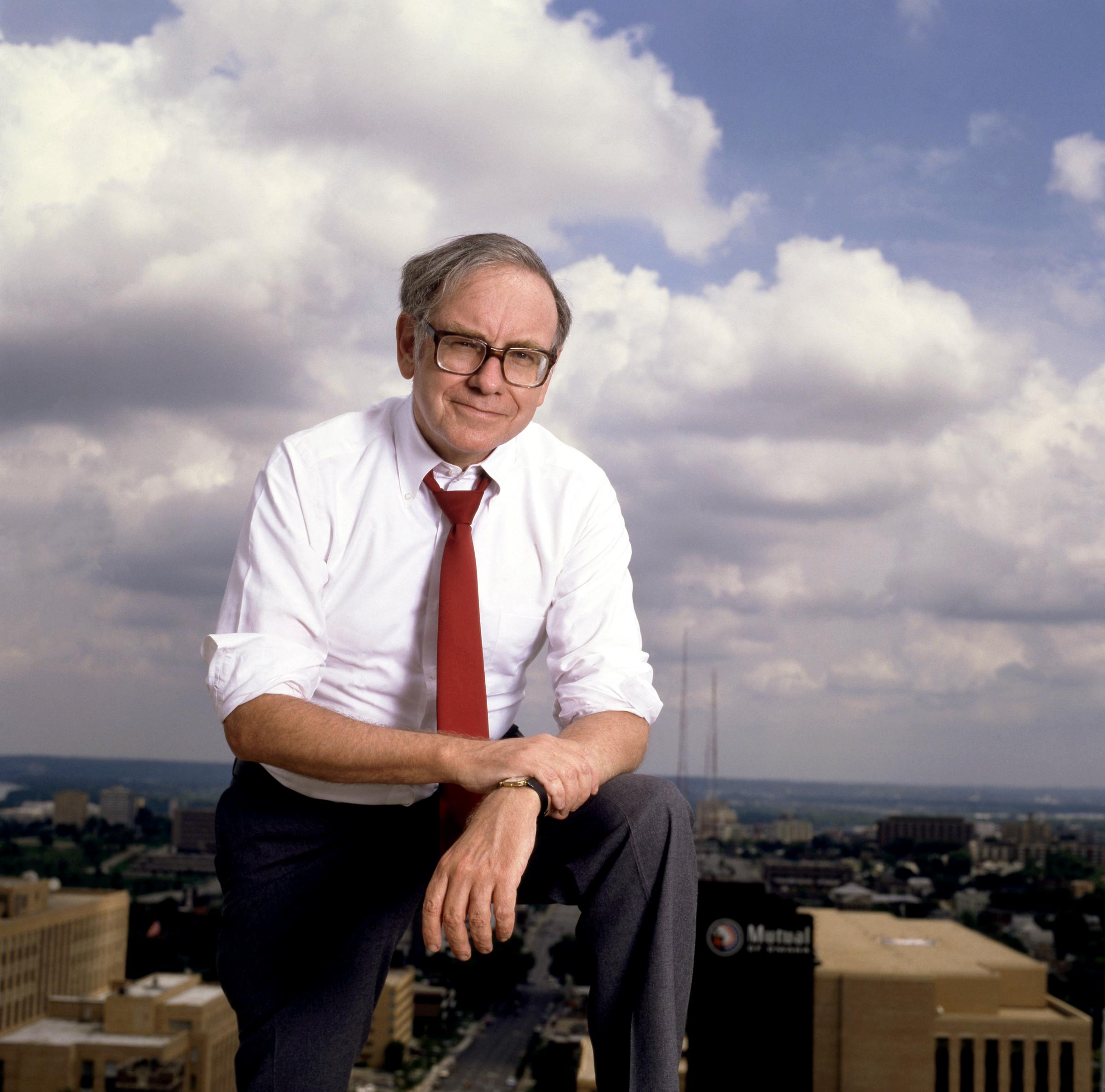 Warren Buffett posa para un retrato en Omaha, Nebraska, hacia 1984. | Fuente: Getty Images