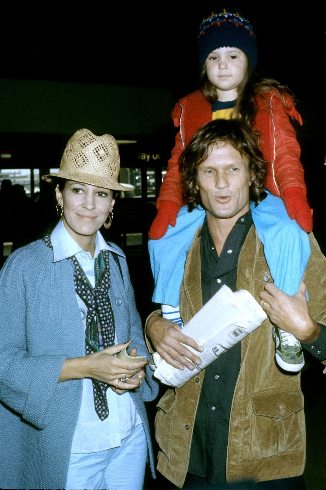 Rita Coolidge, Kris Kristofferson y Casey Kristofferson fotografiados en el aeropuerto de Heathrow el 25 de noviembre de 1977. | Fuente: Getty Images