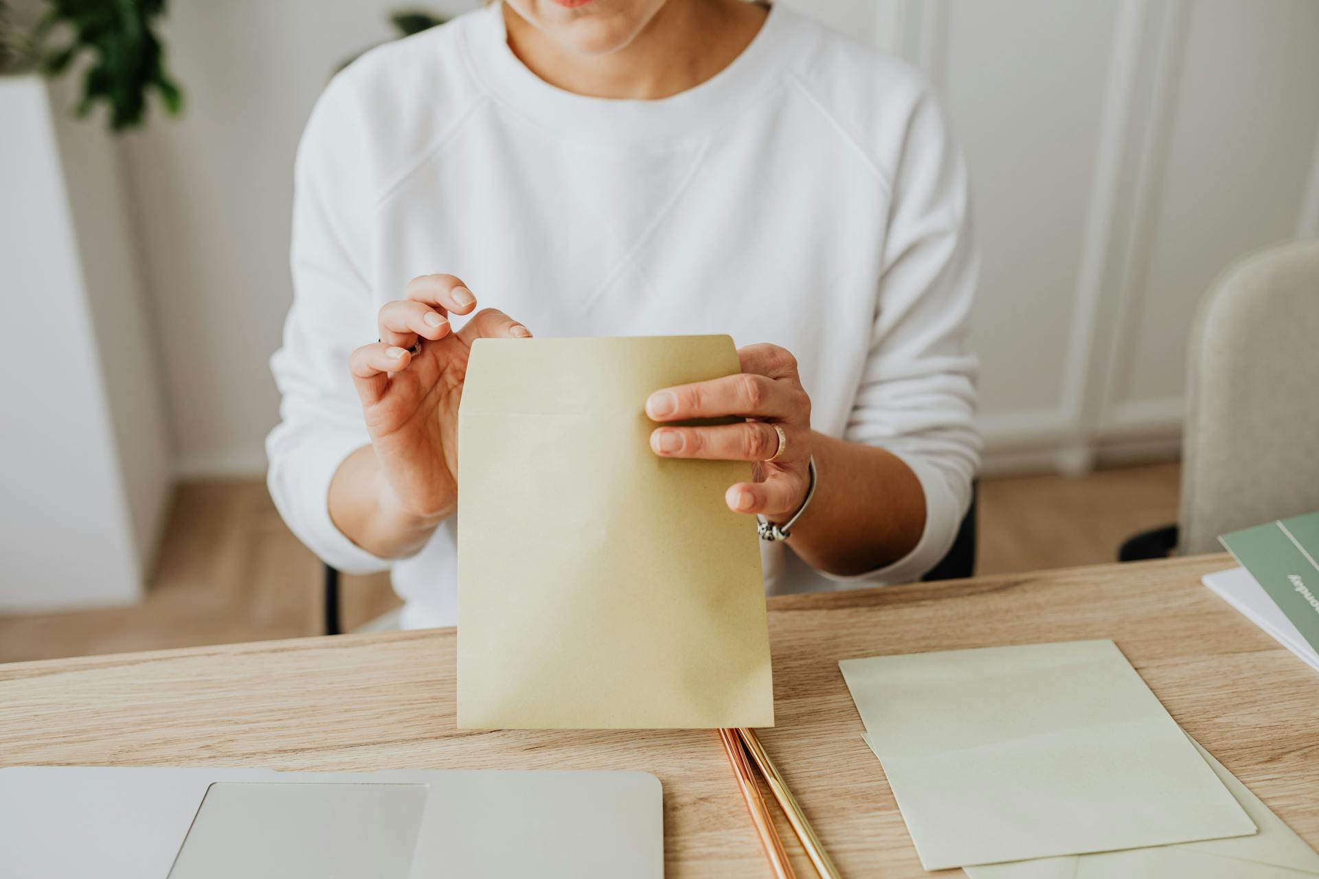 Una mujer abriendo un sobre | Fuente: Pexels