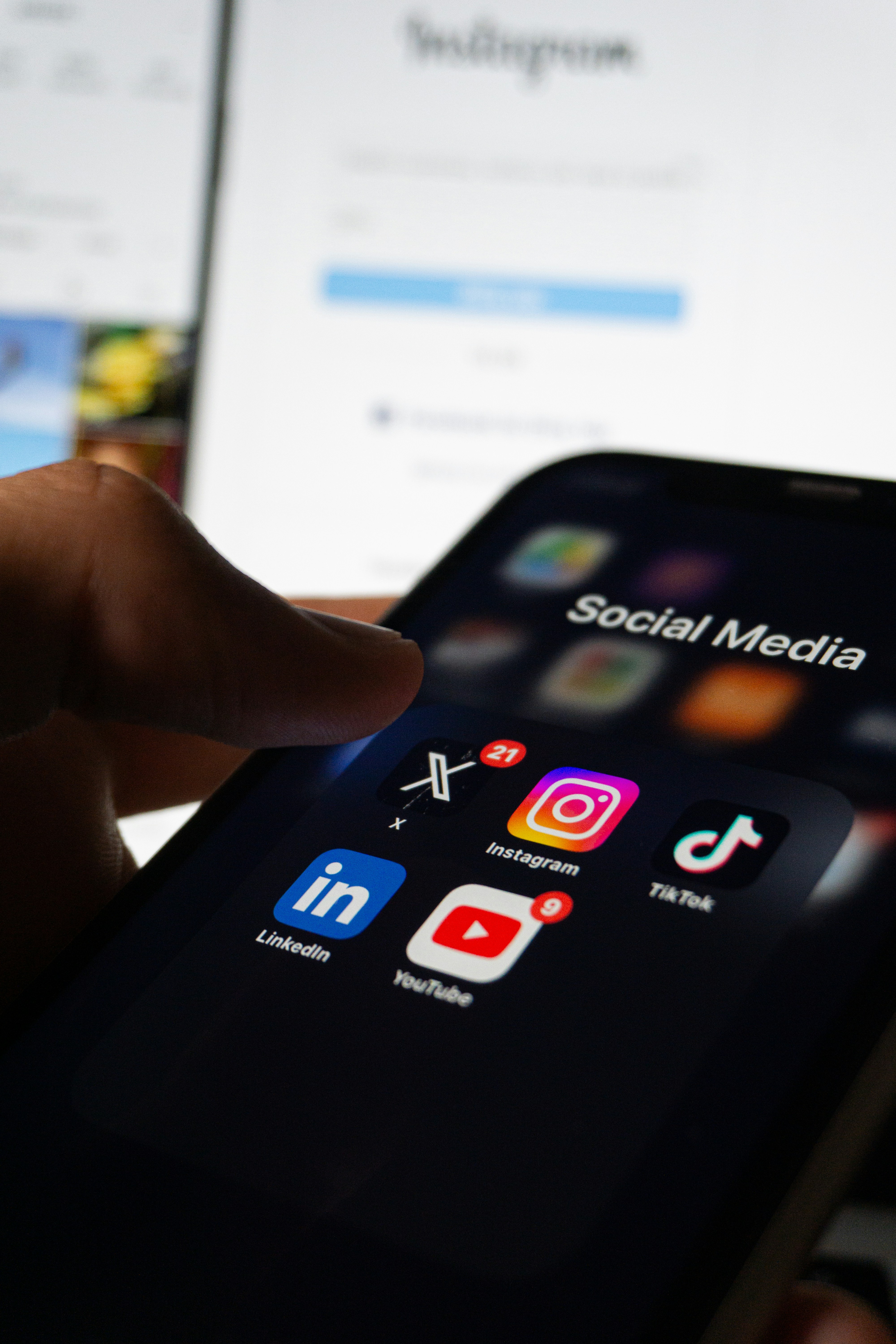 Una persona con el teléfono abierto en las redes sociales | Fuente: Unsplash