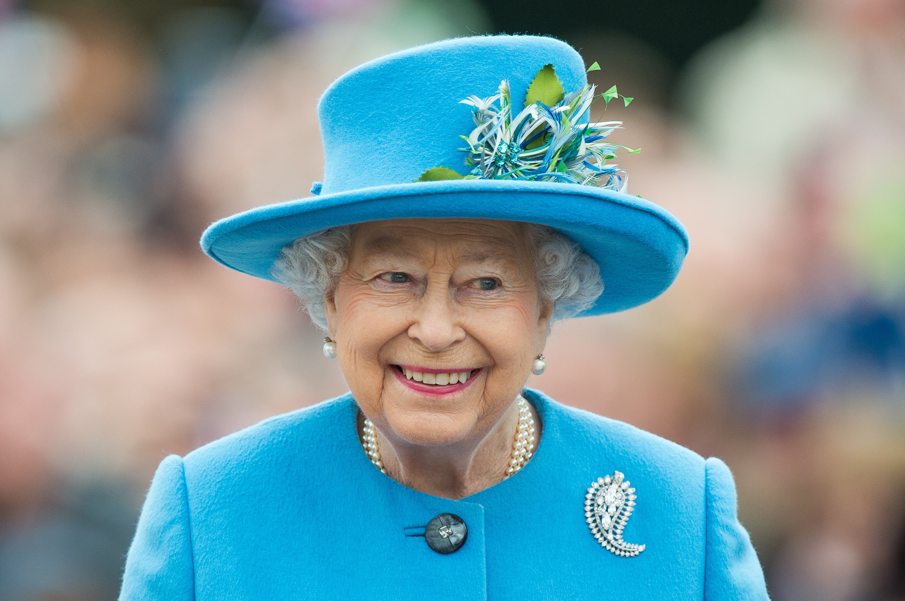 La reina Elizabeth II recorriendo el Queen Mother Square, el 27 de octubre de 2016 en Poundbury, Dorset. | Foto: Getty Images