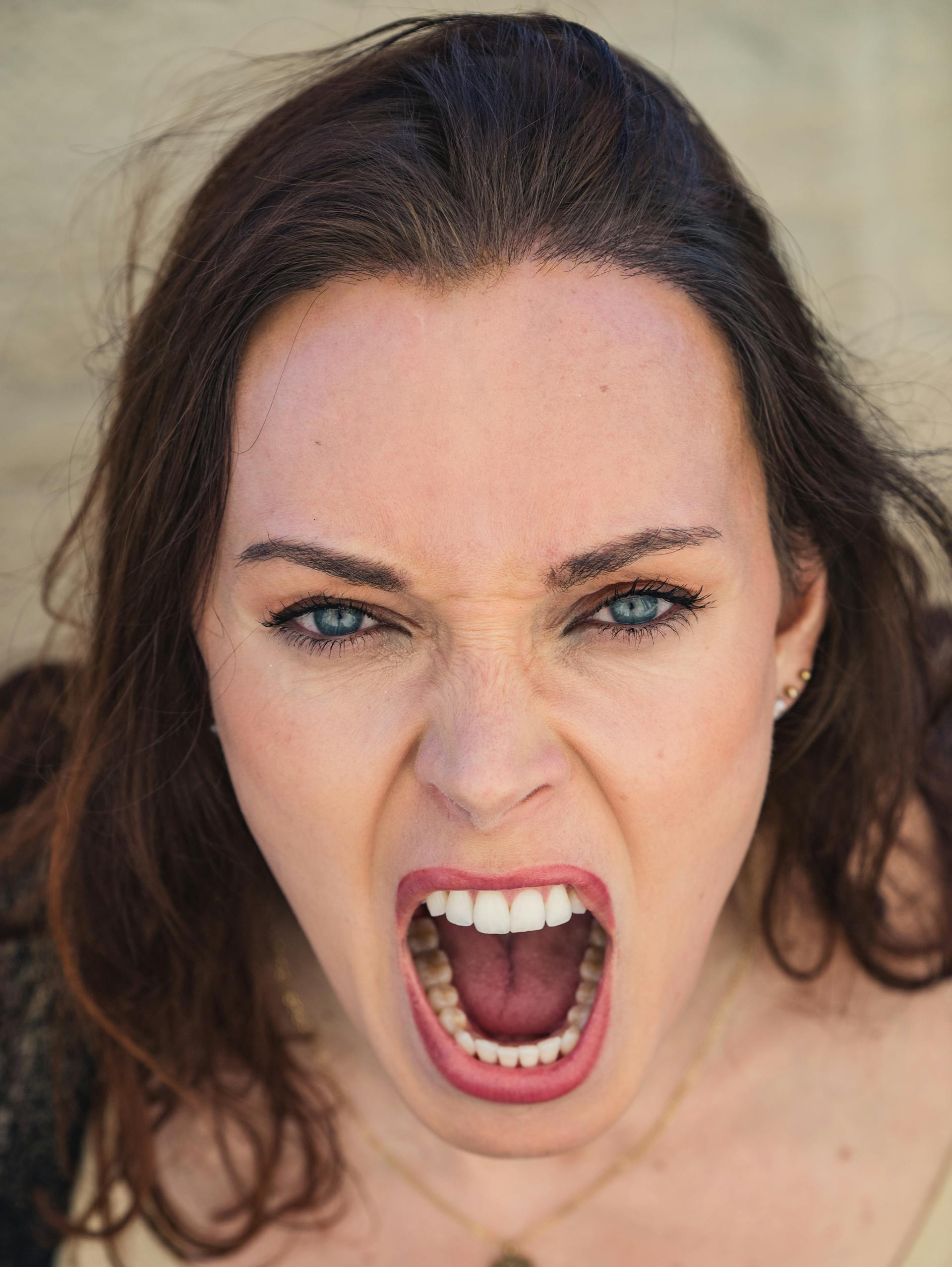 Una mujer gritando a alguien | Fuente: Pexels