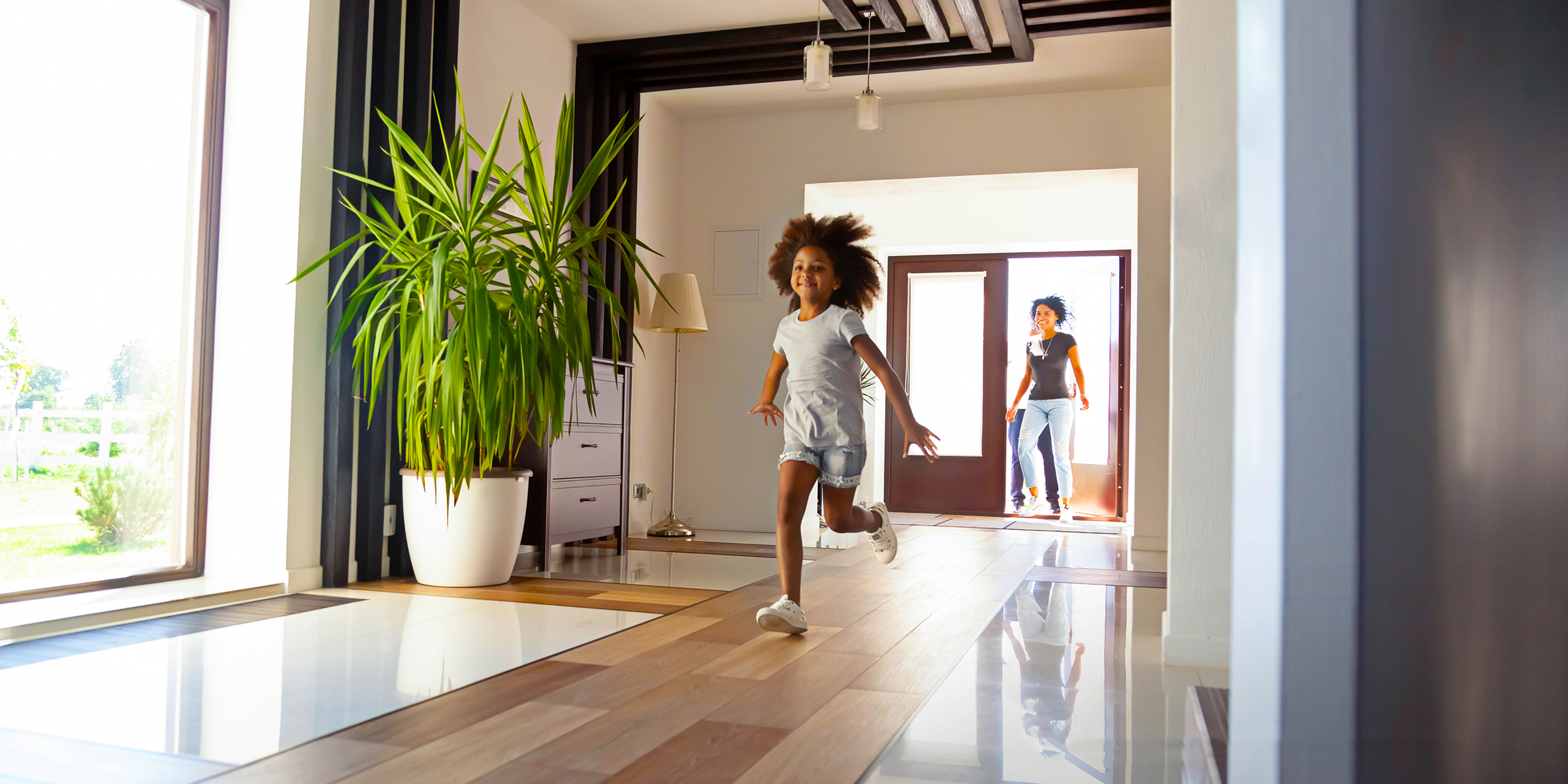 Niño corriendo en casa | Fuente: Shutterstock